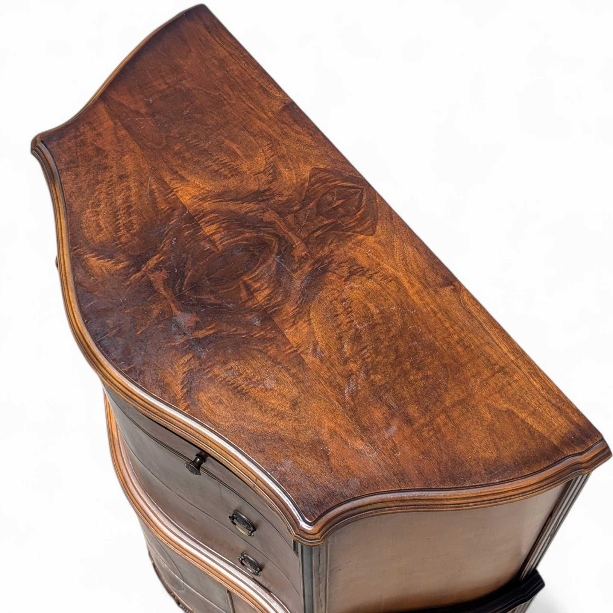 Comò Highboy a serpentina in mogano d'epoca con intarsio e intarsio in vendita 2