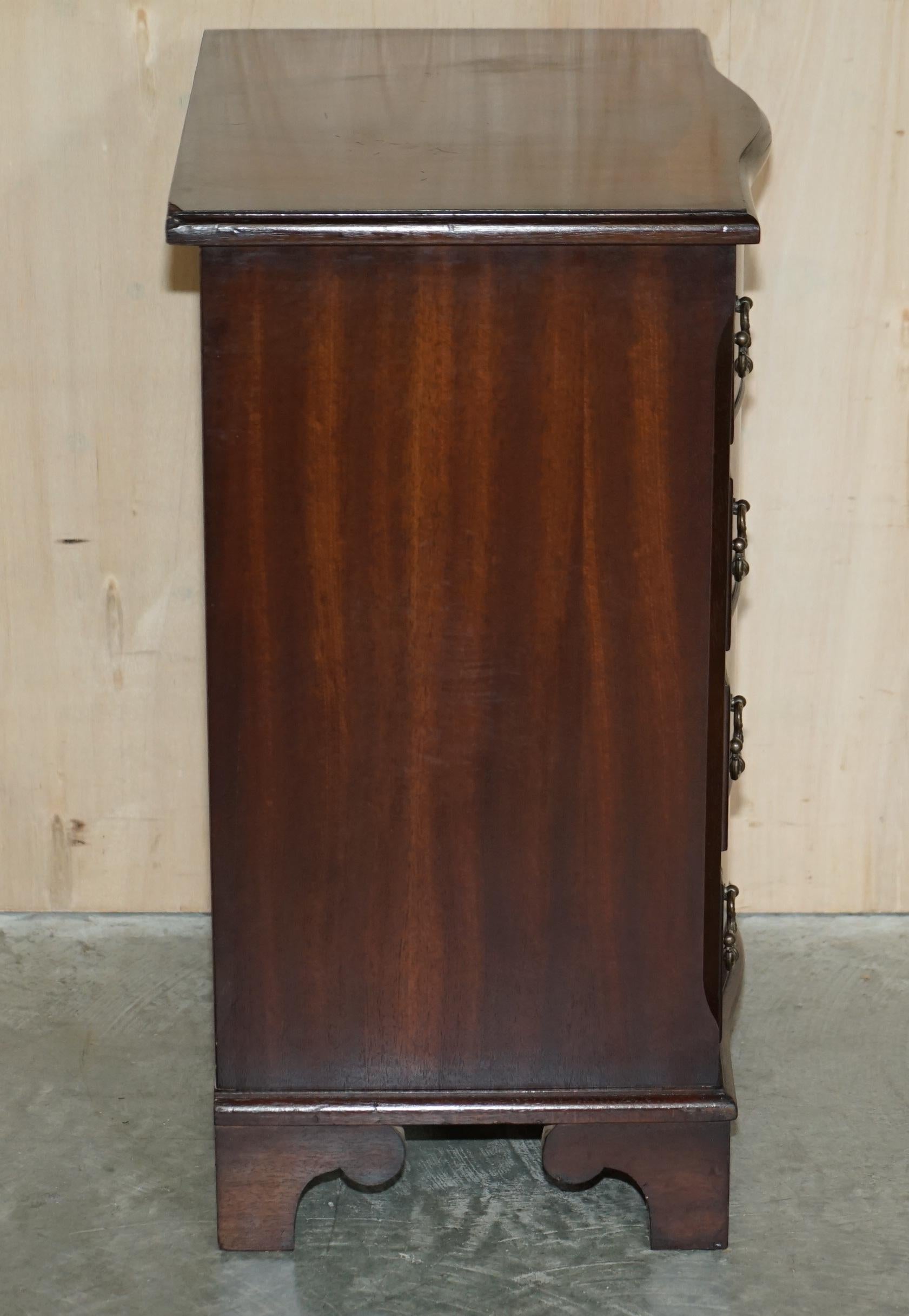 Vintage Hardwood Side End Lamp Table Sized Serpentine Fronted Chest of Drawers For Sale 4