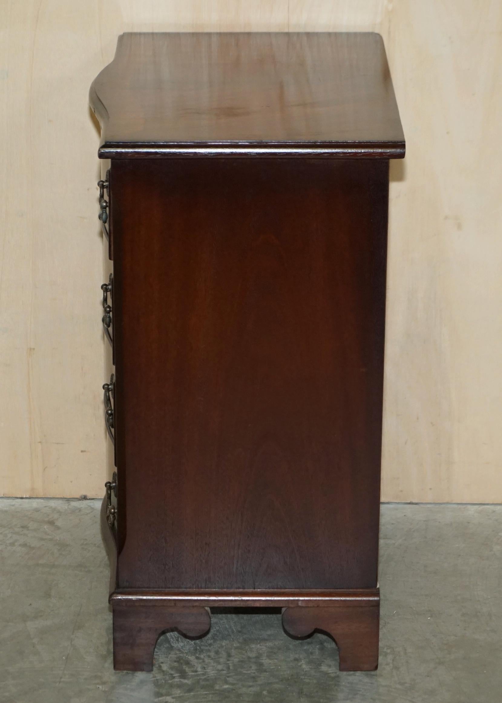 Vintage Hardwood Side End Lamp Table Sized Serpentine Fronted Chest of Drawers For Sale 6
