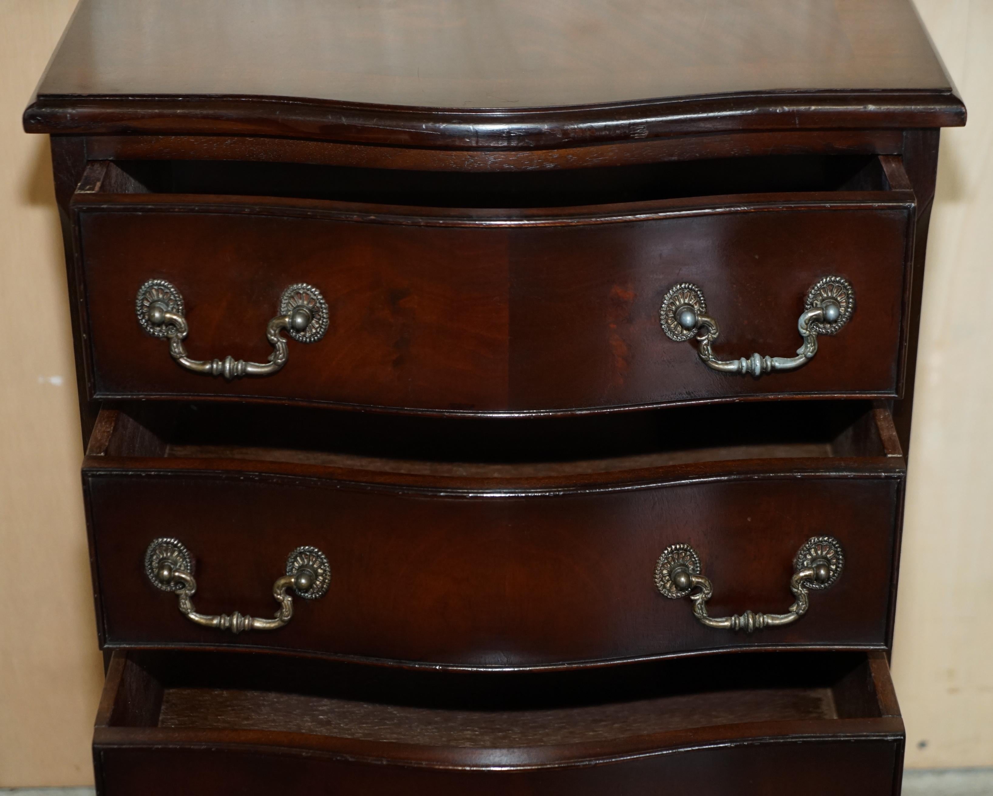 Vintage Hardwood Side End Lamp Table Sized Serpentine Fronted Chest of Drawers For Sale 9