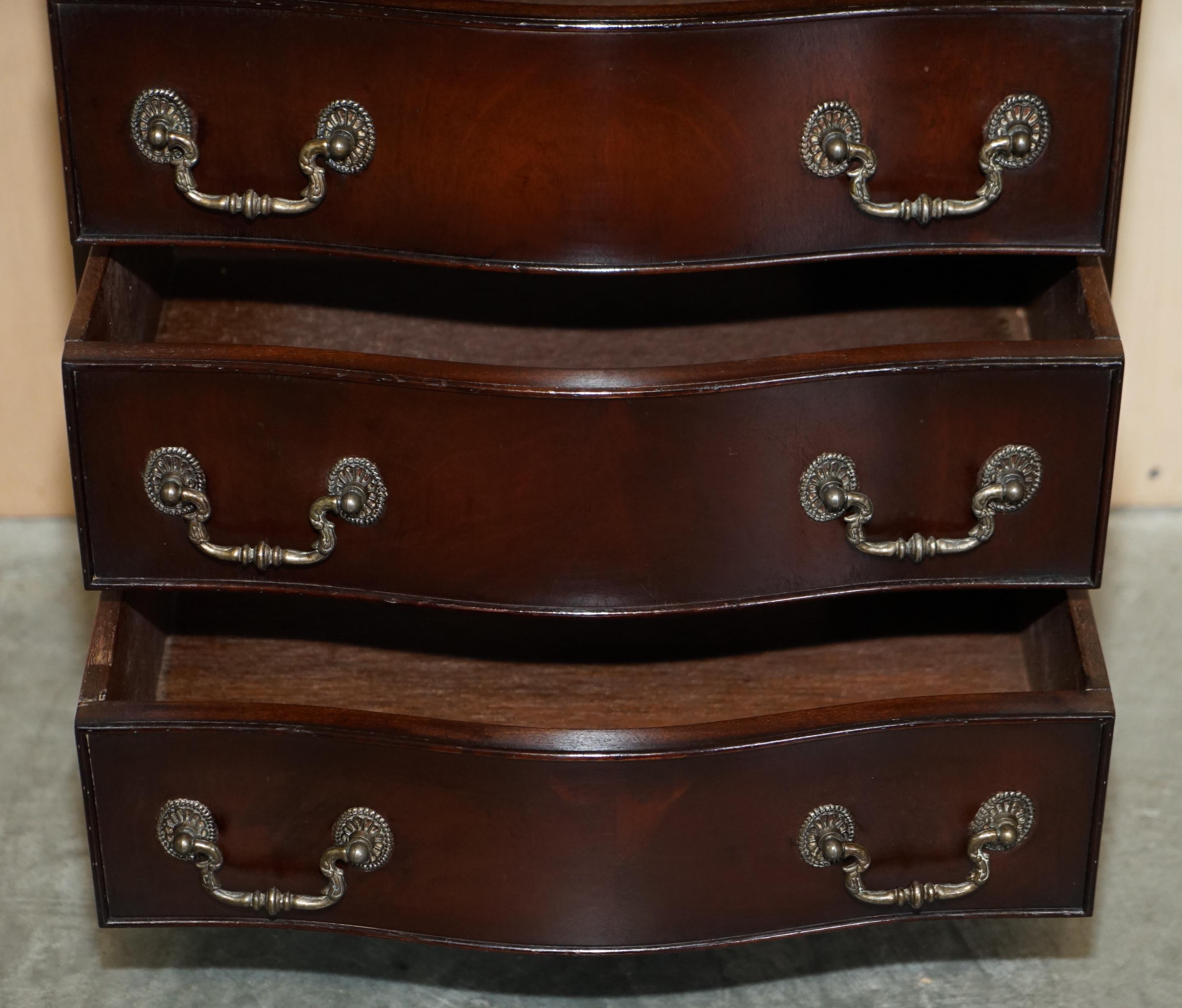 Vintage Hardwood Side End Lamp Table Sized Serpentine Fronted Chest of Drawers For Sale 10