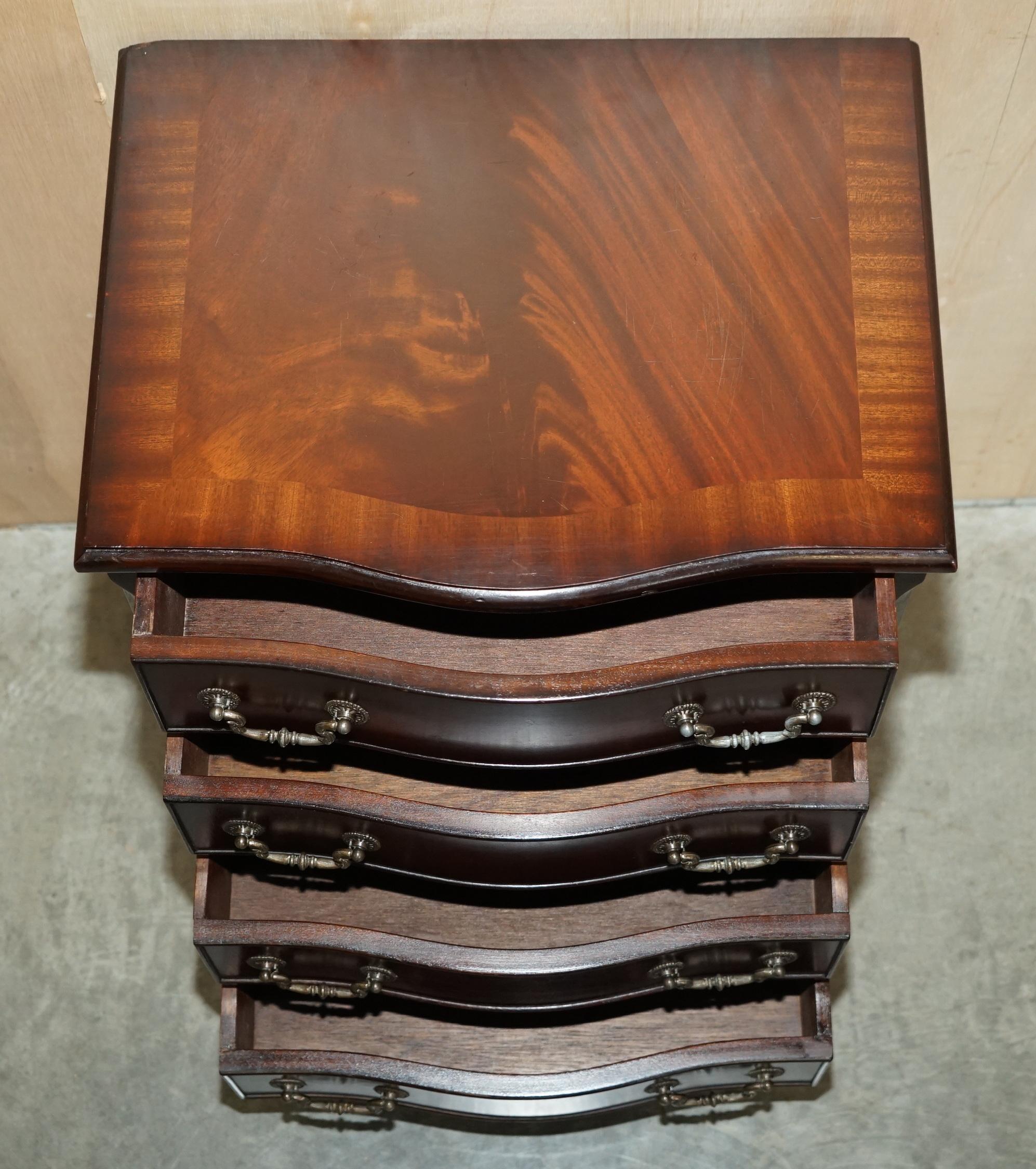 Vintage Hardwood Side End Lamp Table Sized Serpentine Fronted Chest of Drawers For Sale 11