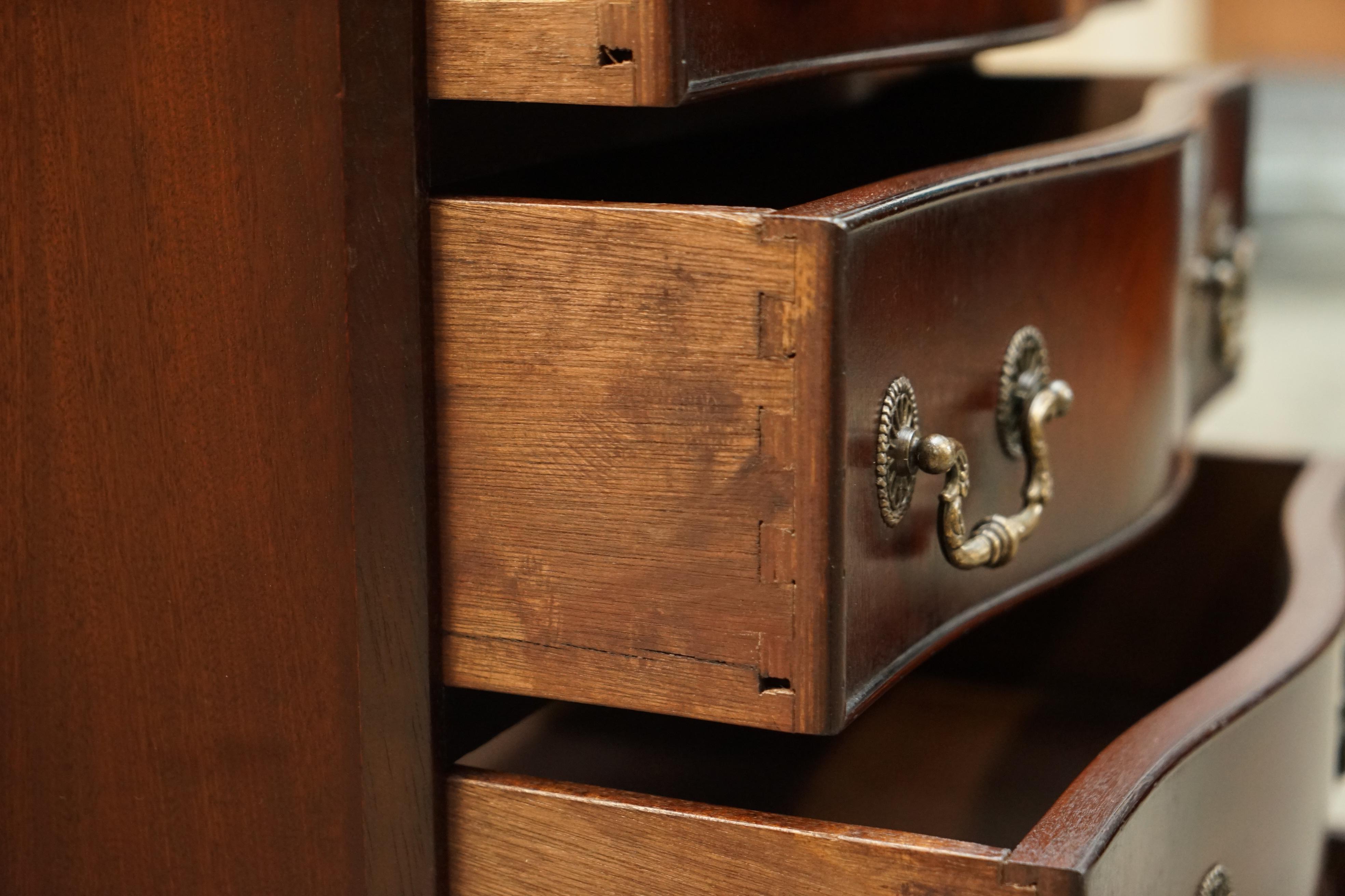 Vintage Hardwood Side End Lamp Table Sized Serpentine Fronted Chest of Drawers For Sale 12