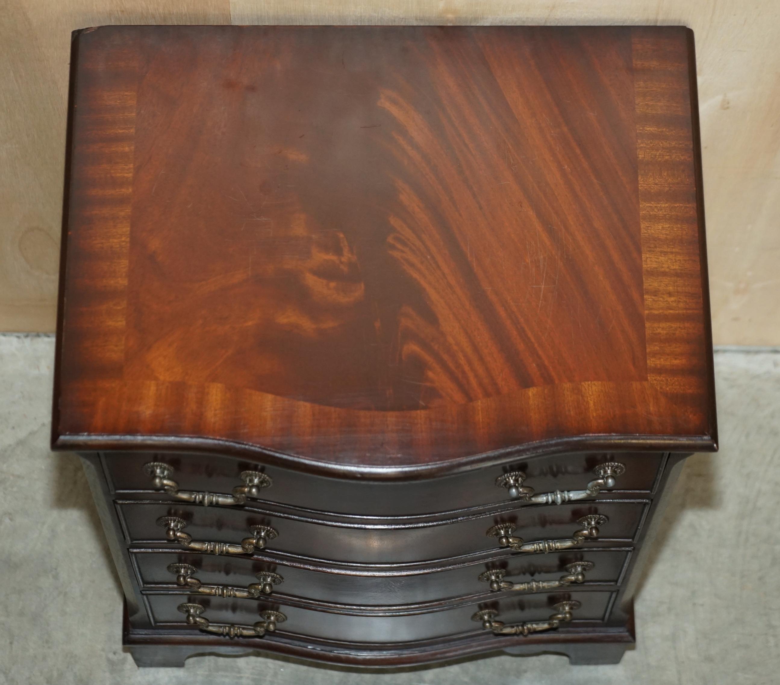 Lampe d'appoint vintage en bois de feuillus surdimensionnée avec commode serpentine à façade serpentine en vente 1