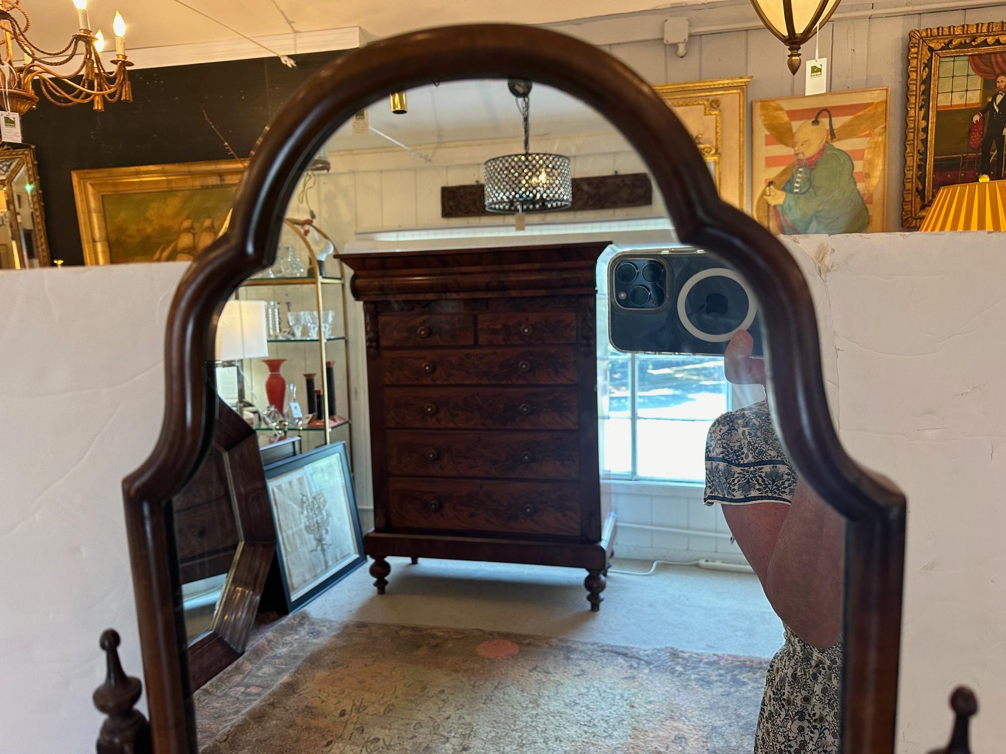 Bello e funzionale specchio d'epoca a figura intera con cornice smerlata in mogano e cassetto portaoggetti nella parte inferiore che crea una piattaforma.  Ottoni originali.
