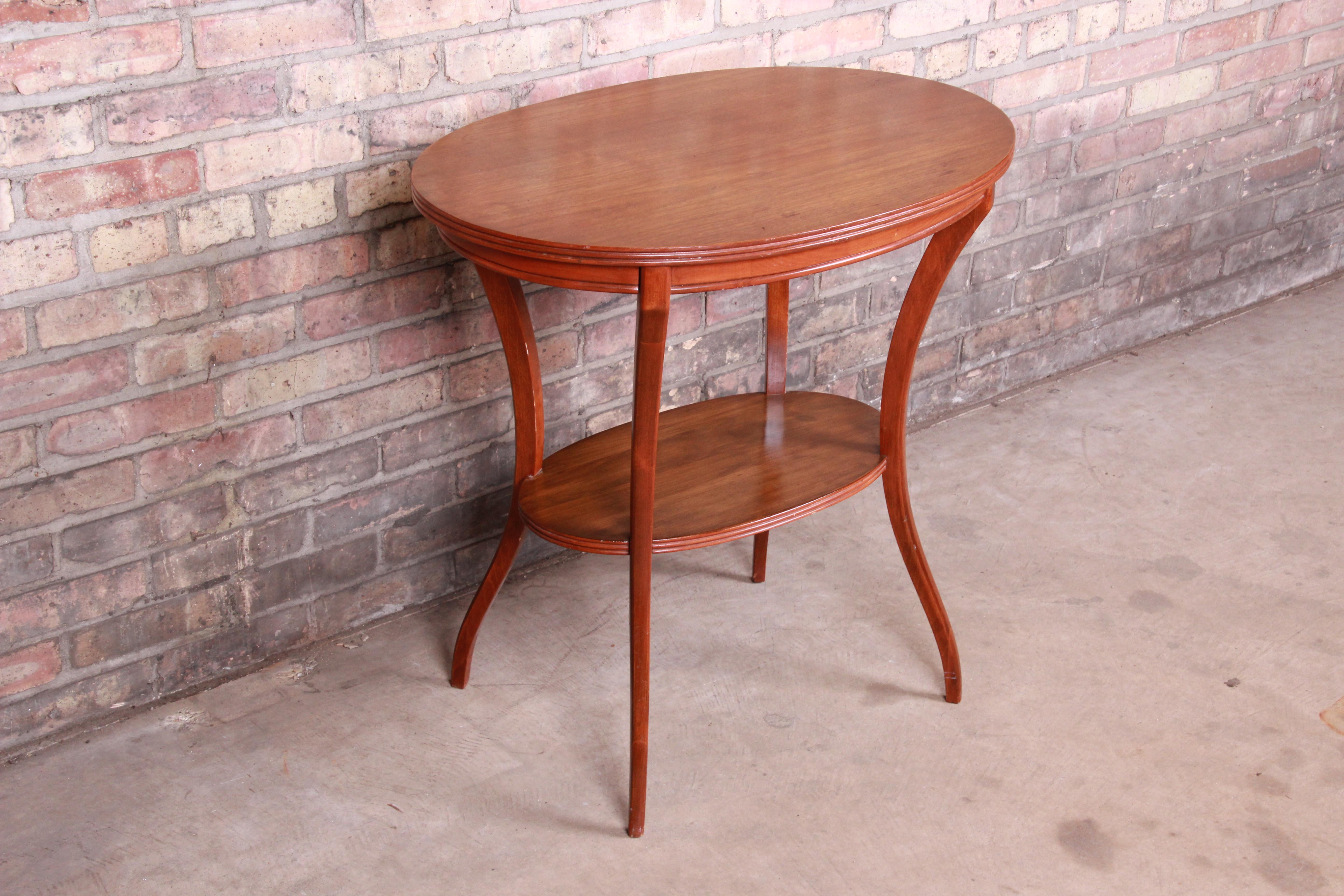 A gorgeous vintage swag leg oval two-tier mahogany occasional side table

USA, 20th century

Measures: 28.5
