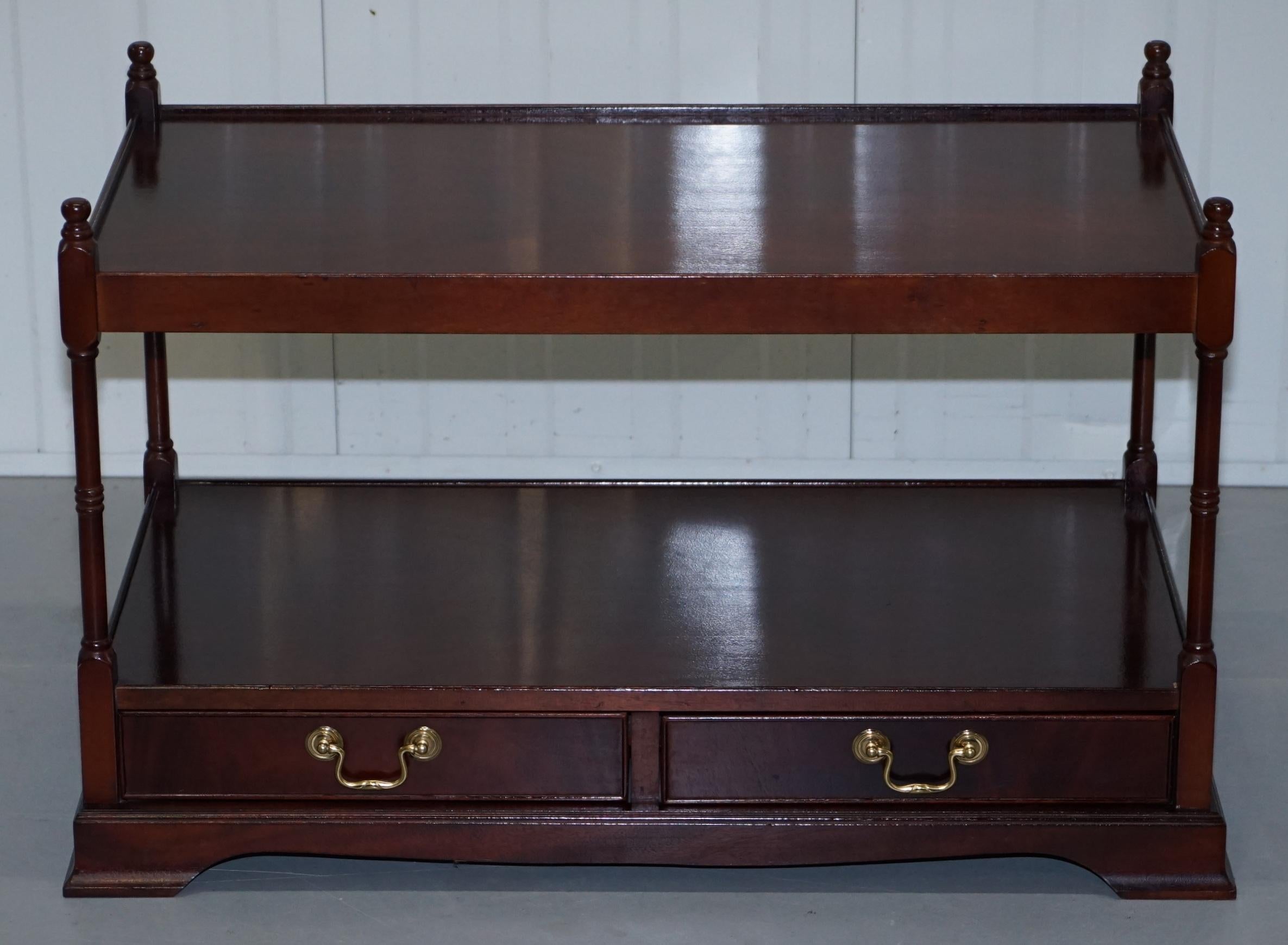 We are delighted to offer for sale this nice mahogany Tv entertainment stand

A good looking and a well made decorative piece of furniture, as you can see it can be used as a media stand or simply for placing decorative objects on

The piece has