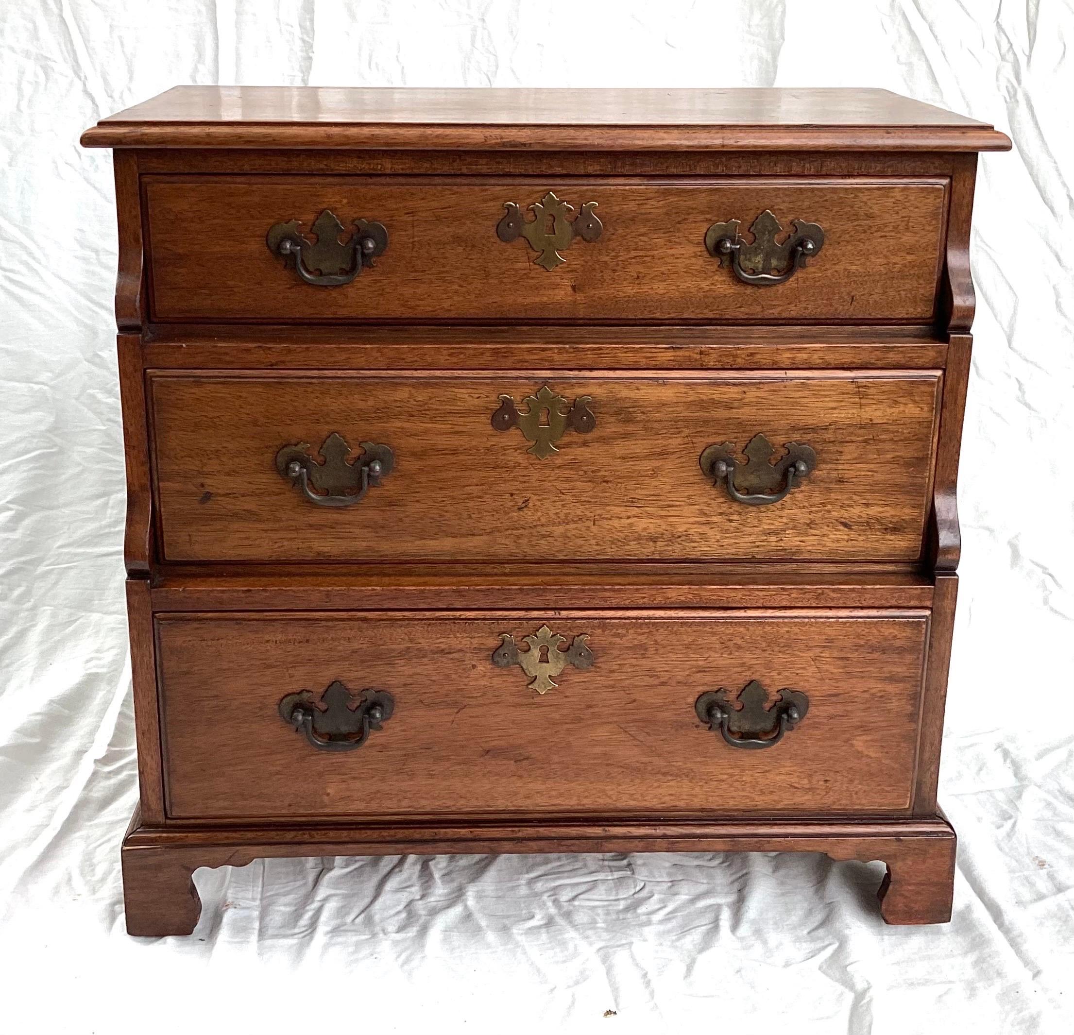Vintage Mahogany Three Draw Small Chest or Night Stand with Step Back Drawers. 22w 10 1/4d on top 12”d at base 22 tall. Age-appropriate ware. Some minor discoloring on top.
Local pick-up and Local delivery available.