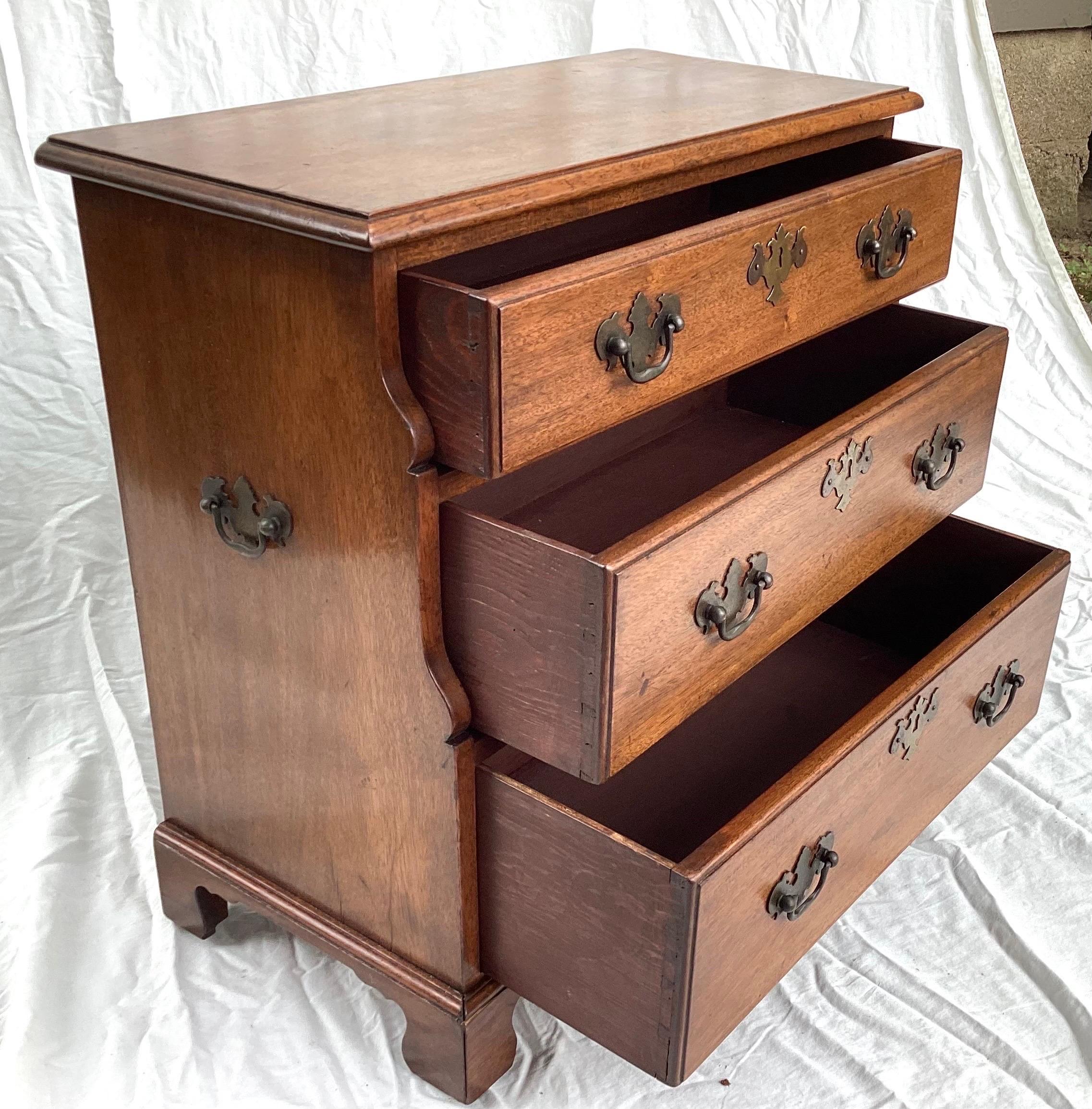 Vintage Mahogany Three Draw Small Chest or Night Stand with Step Back Drawers In Good Condition For Sale In Lambertville, NJ