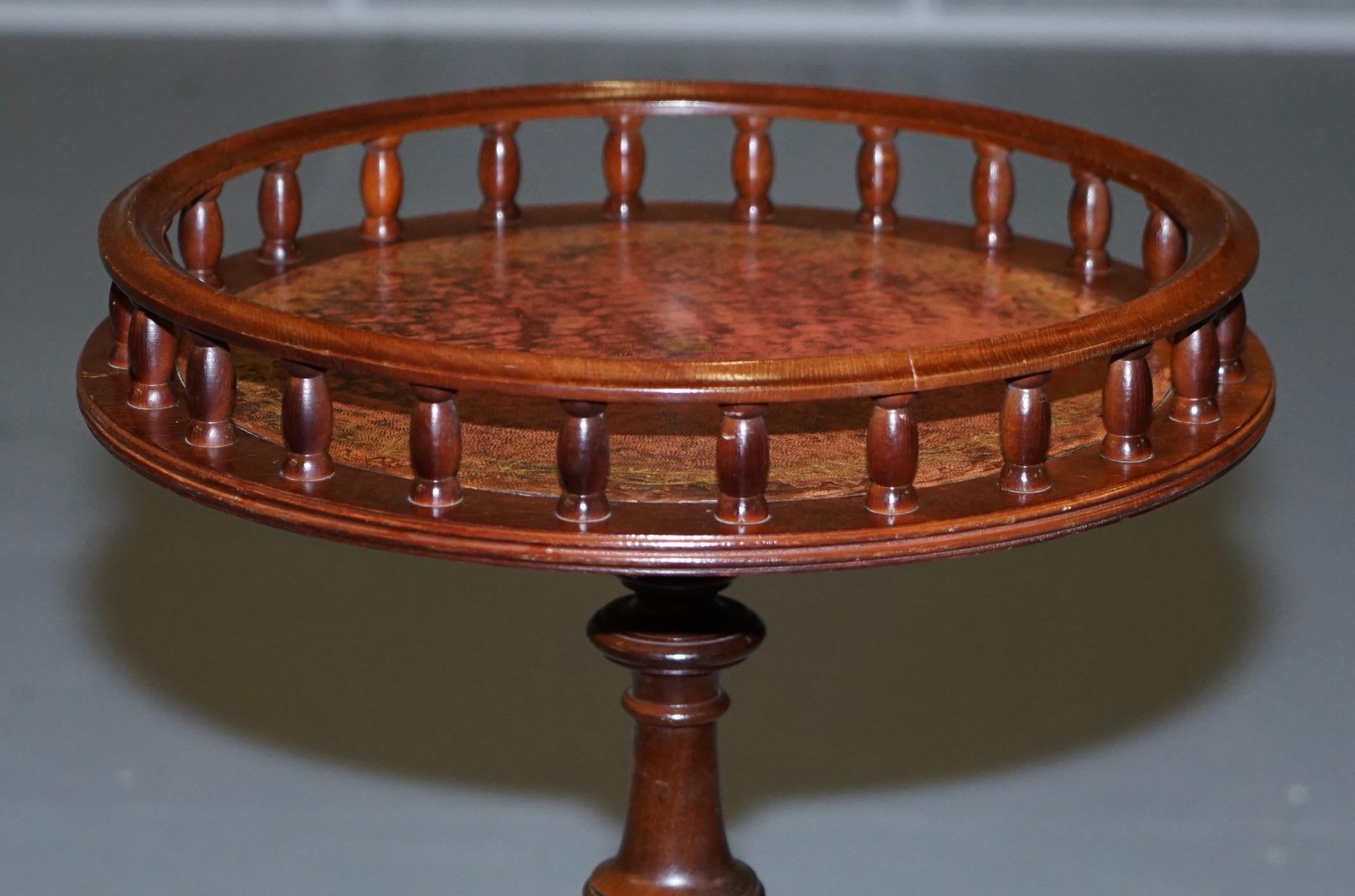 Anglais Table à vin en bois dur vintage avec dessus en cuir Brown Gallery Rail Side End Lamp en vente