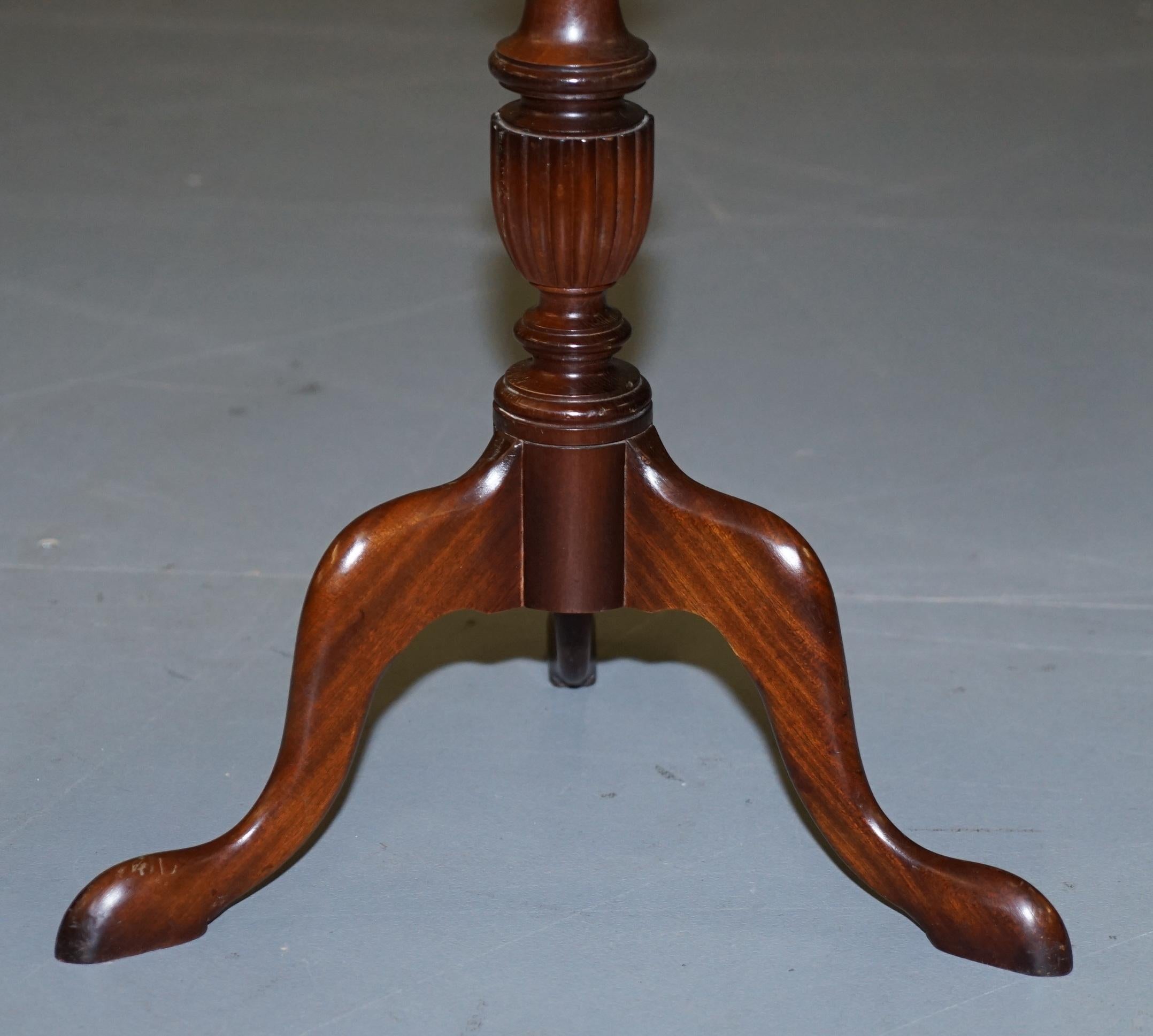 Vintage Madera Dura con Tapa de Cuero Marrón Gallery Rail Lámpara Lateral Mesa de Vino en Bueno estado para la venta en West Sussex, Pulborough