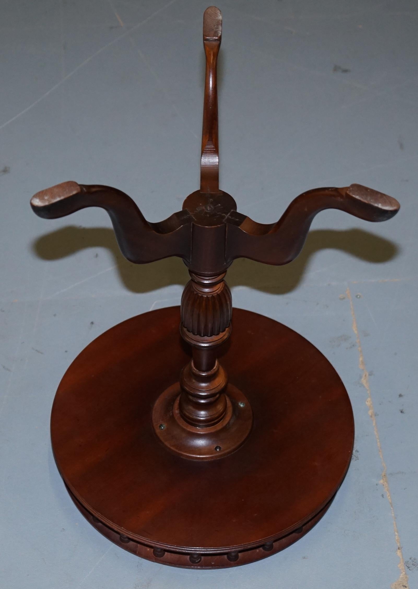 Table à vin en bois dur vintage avec dessus en cuir Brown Gallery Rail Side End Lamp en vente 1