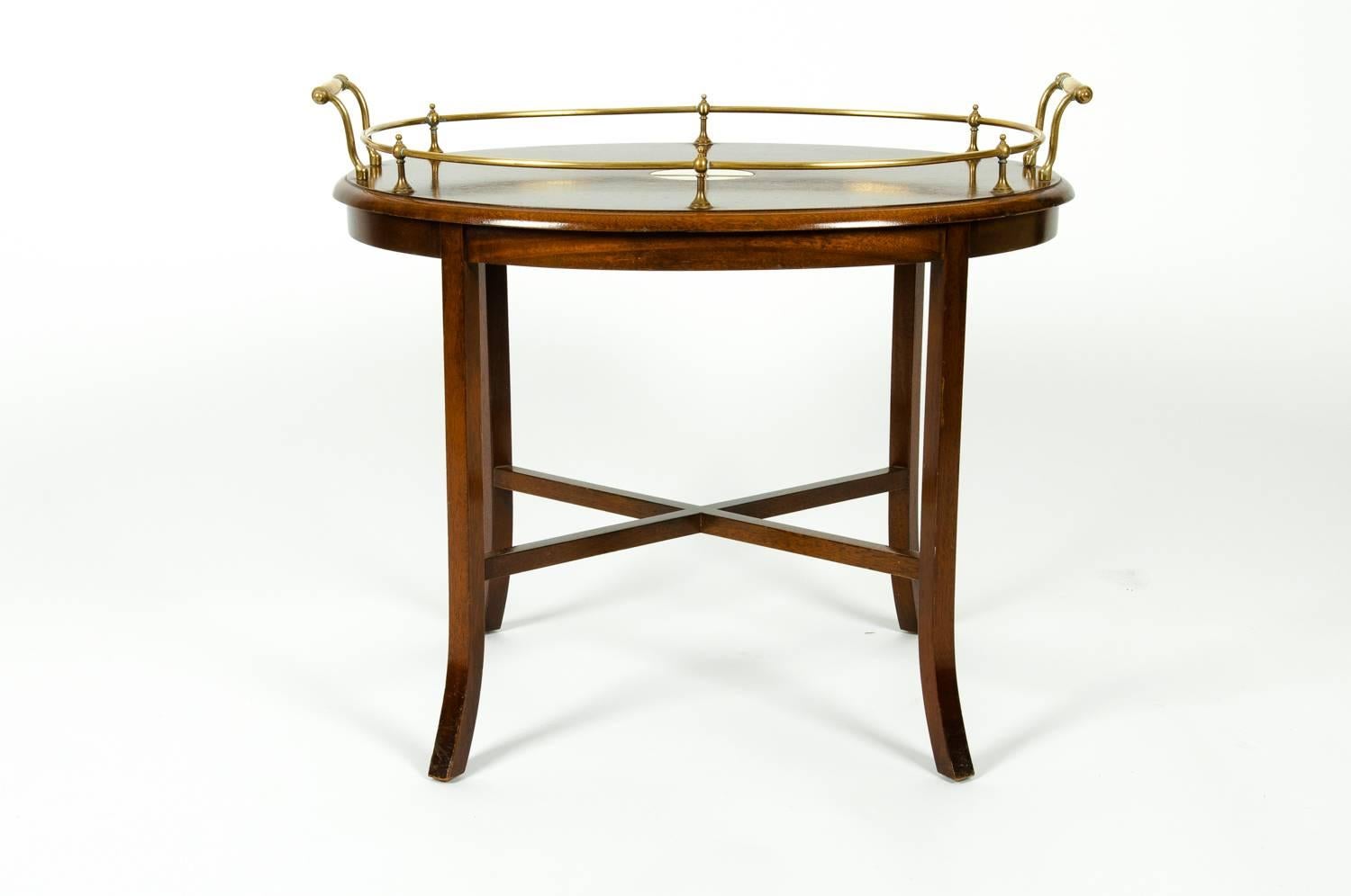 Table ovale vintage avec plateau en bois d'acajou et plateau en laiton 4