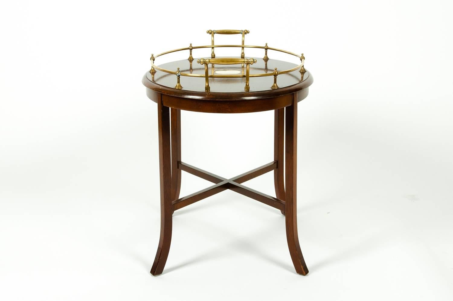 Table ovale vintage avec plateau en bois d'acajou et plateau en laiton 1
