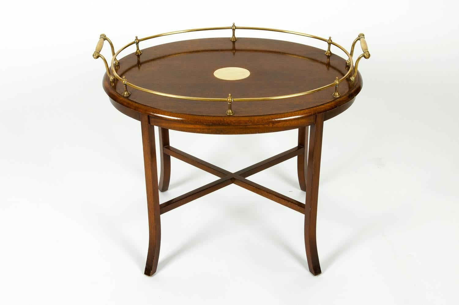 Table ovale vintage avec plateau en bois d'acajou et plateau en laiton 3