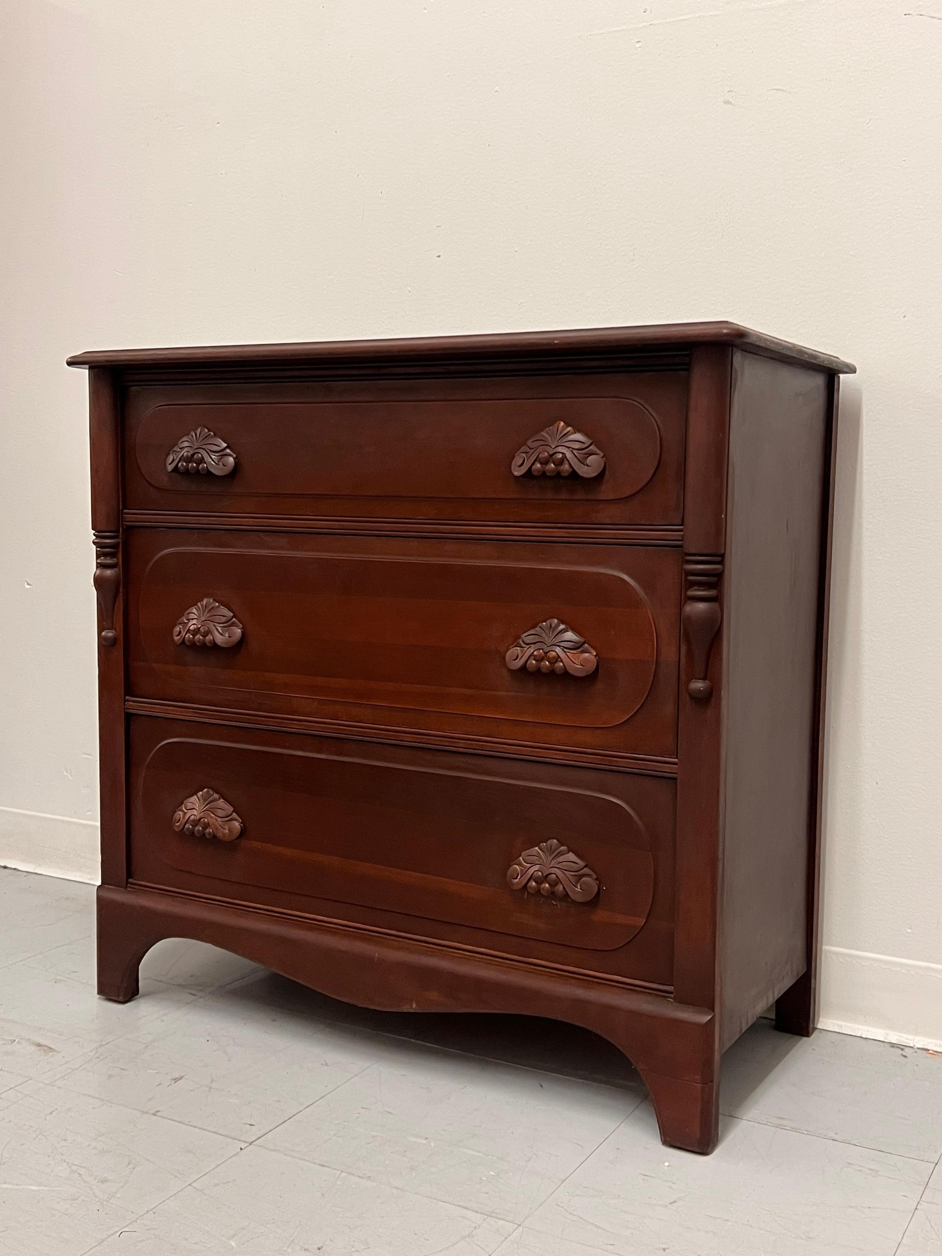 Cómoda vintage de madera de caoba 3 Cajones de cola de milano con tiradores de madera maciza de pino. Moderno de mediados de siglo en venta