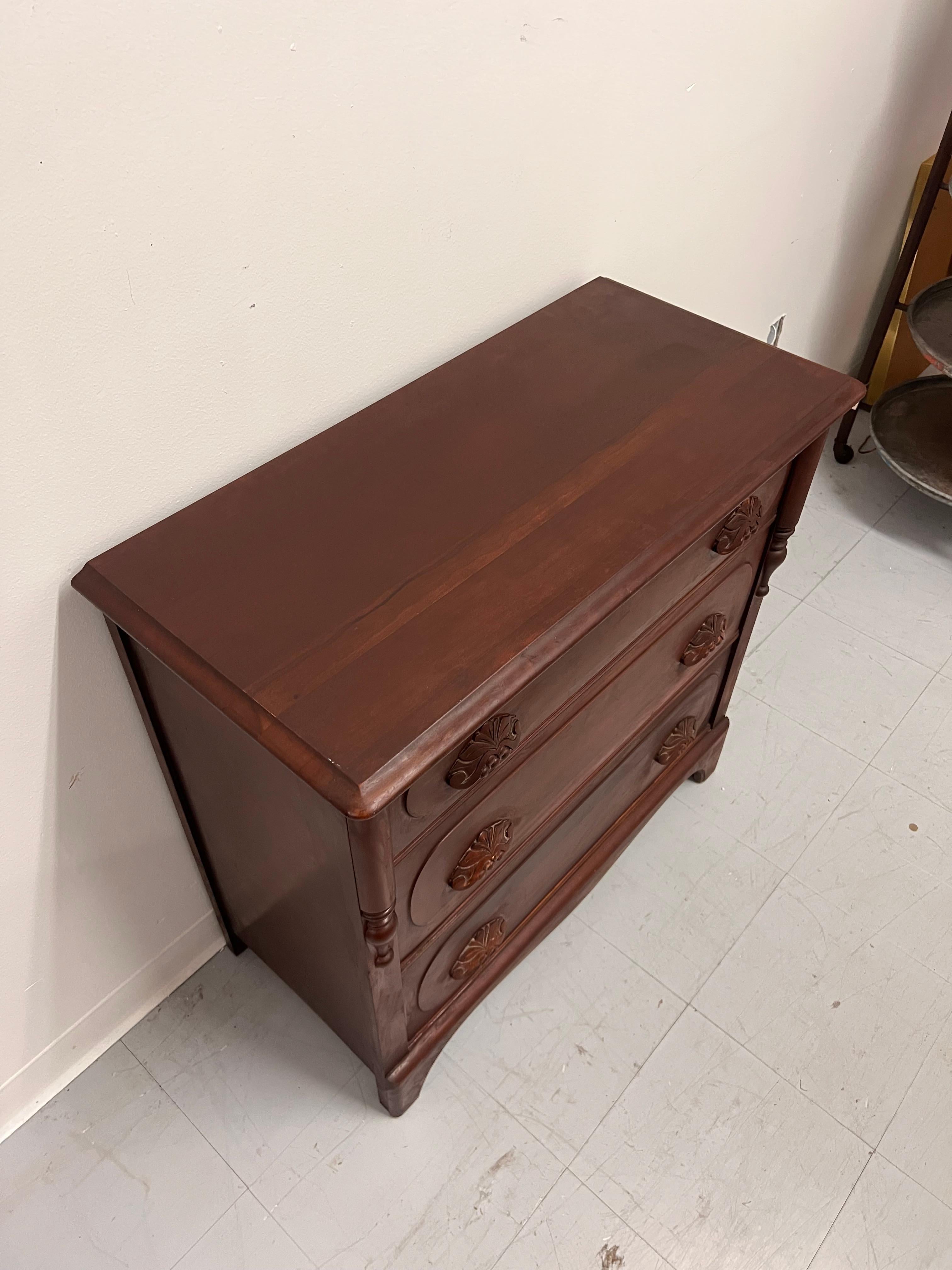 Cómoda vintage de madera de caoba 3 Cajones de cola de milano con tiradores de madera maciza de pino. en Bueno estado para la venta en Seattle, WA