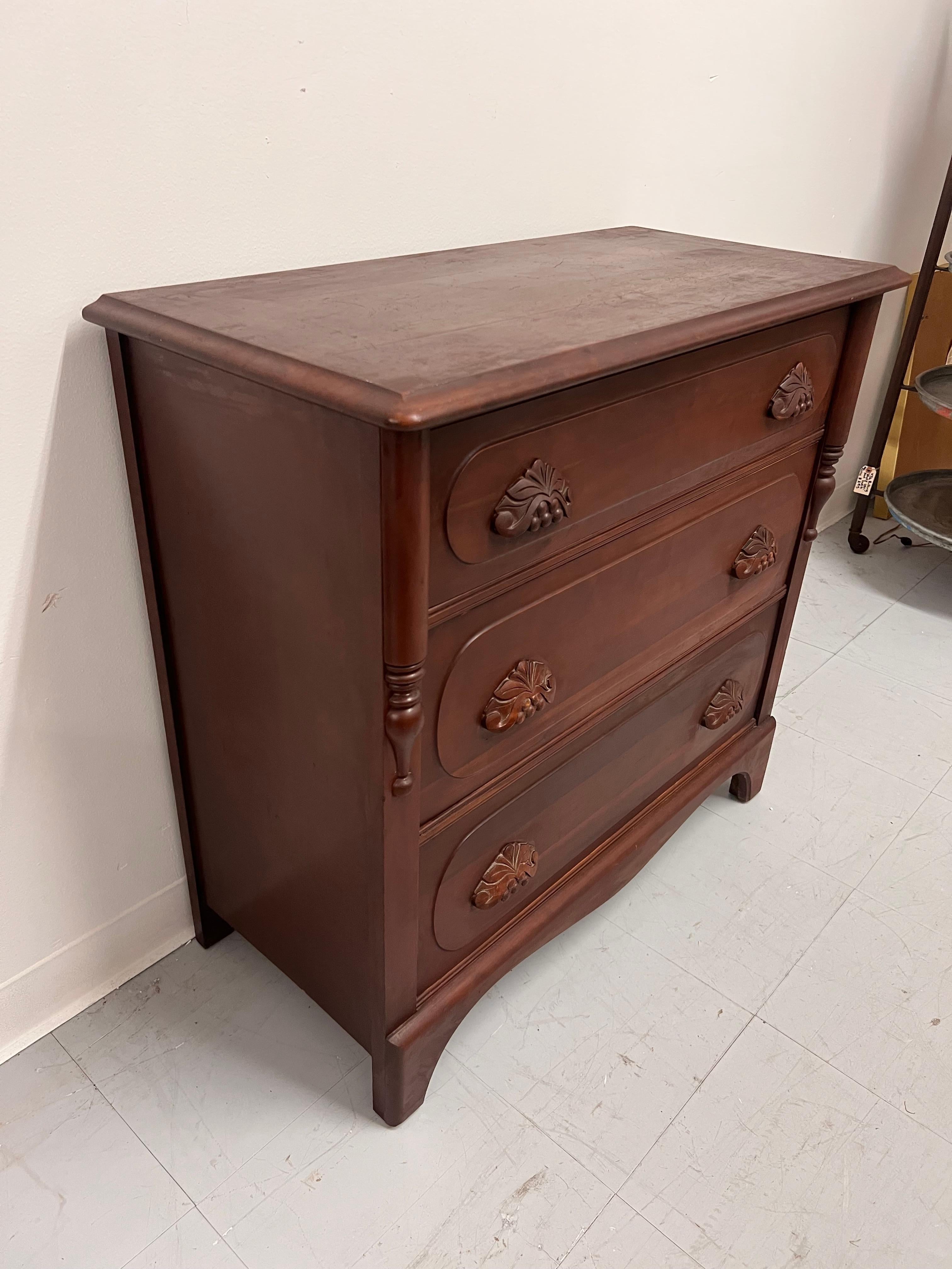 Cómoda vintage de madera de caoba 3 Cajones de cola de milano con tiradores de madera maciza de pino. finales del siglo XX en venta