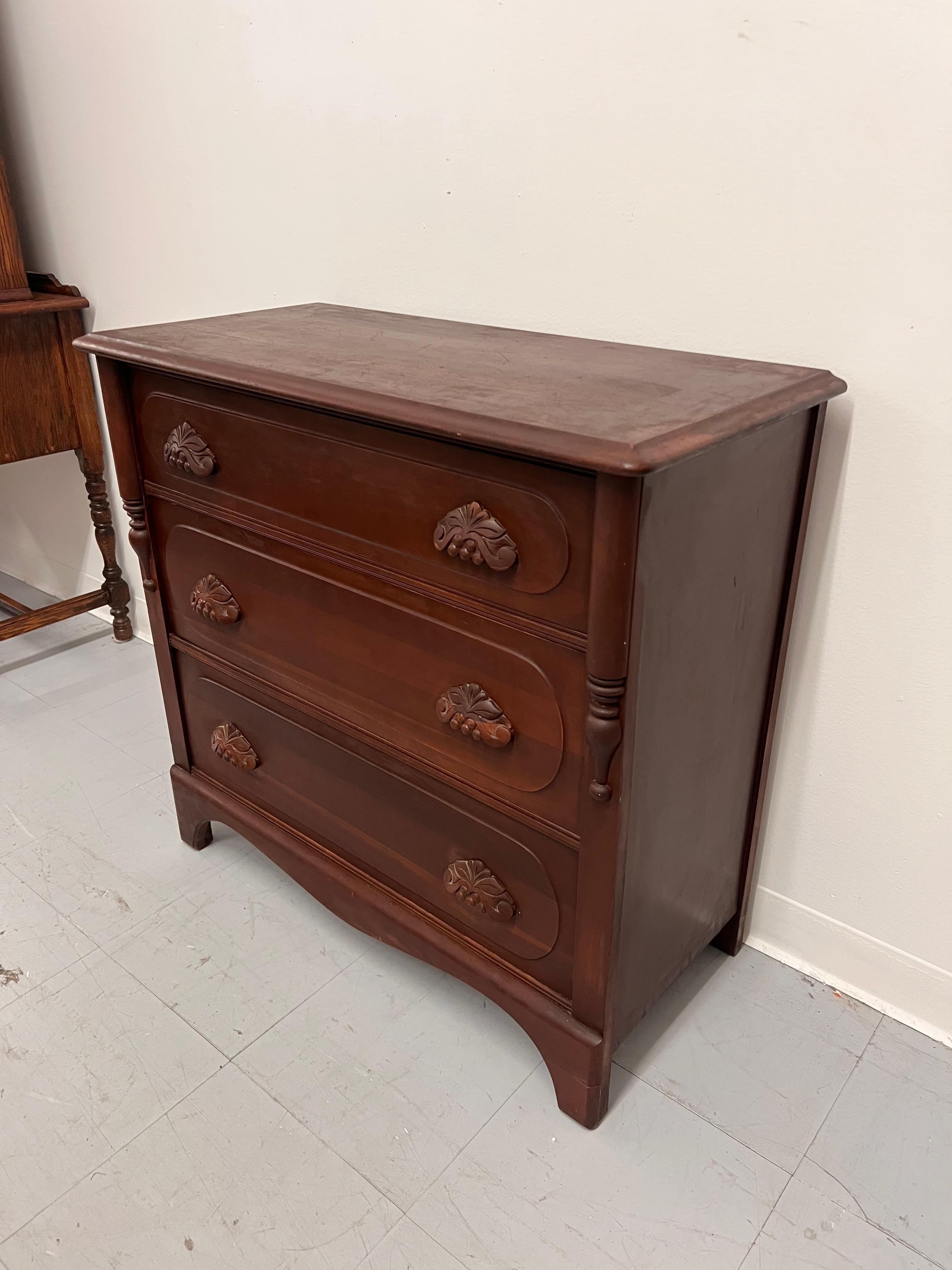 Cómoda vintage de madera de caoba 3 Cajones de cola de milano con tiradores de madera maciza de pino. Madera en venta