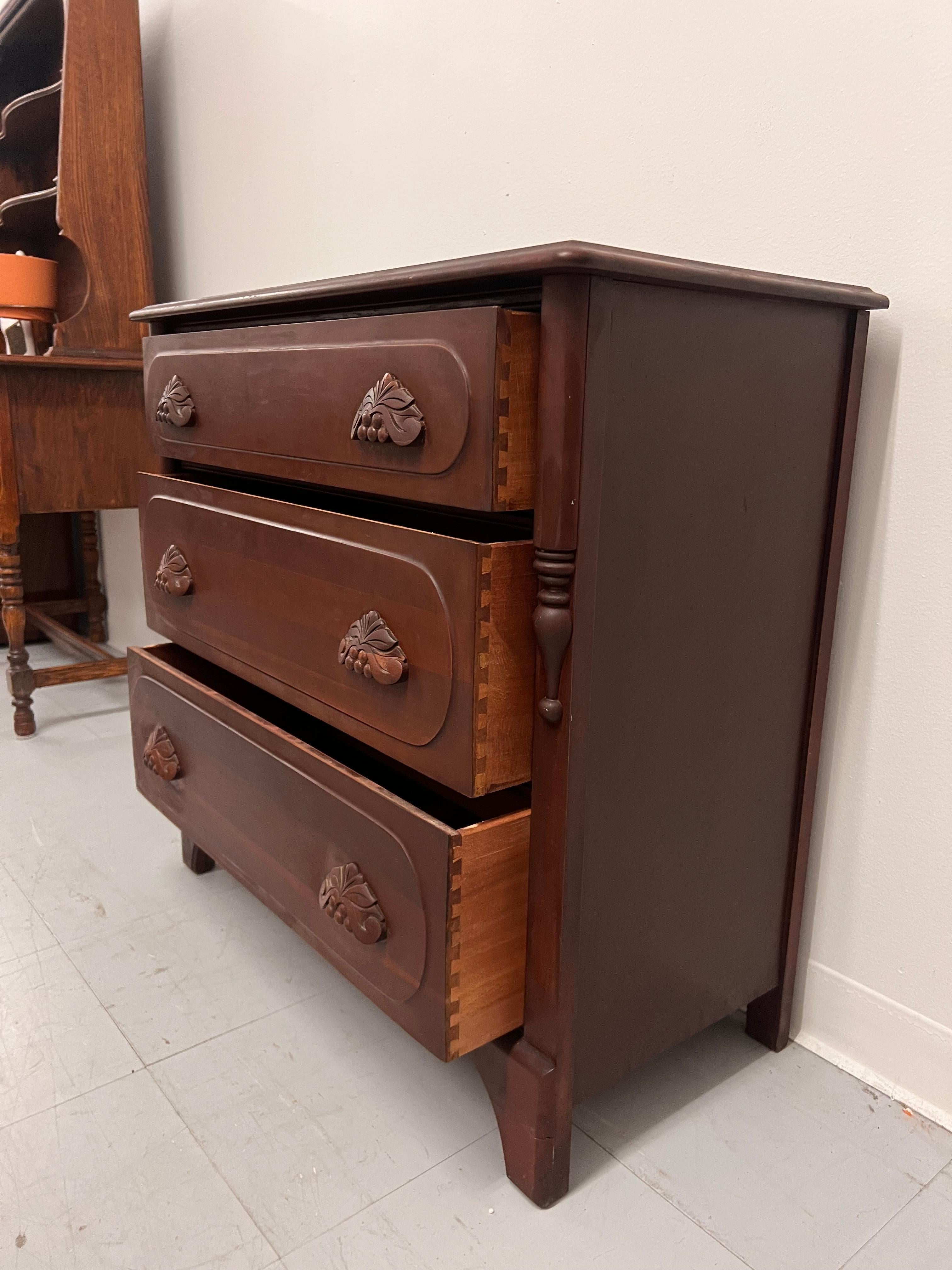 Cómoda vintage de madera de caoba 3 Cajones de cola de milano con tiradores de madera maciza de pino. en venta 1