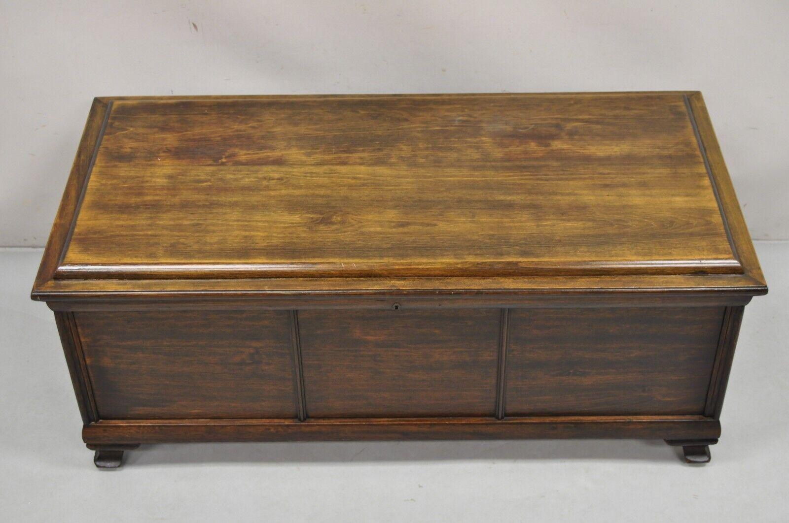 Vintage Mahogany Wood Federal Style Cedar Lined Blanket Chest Storage Trunk In Good Condition In Philadelphia, PA