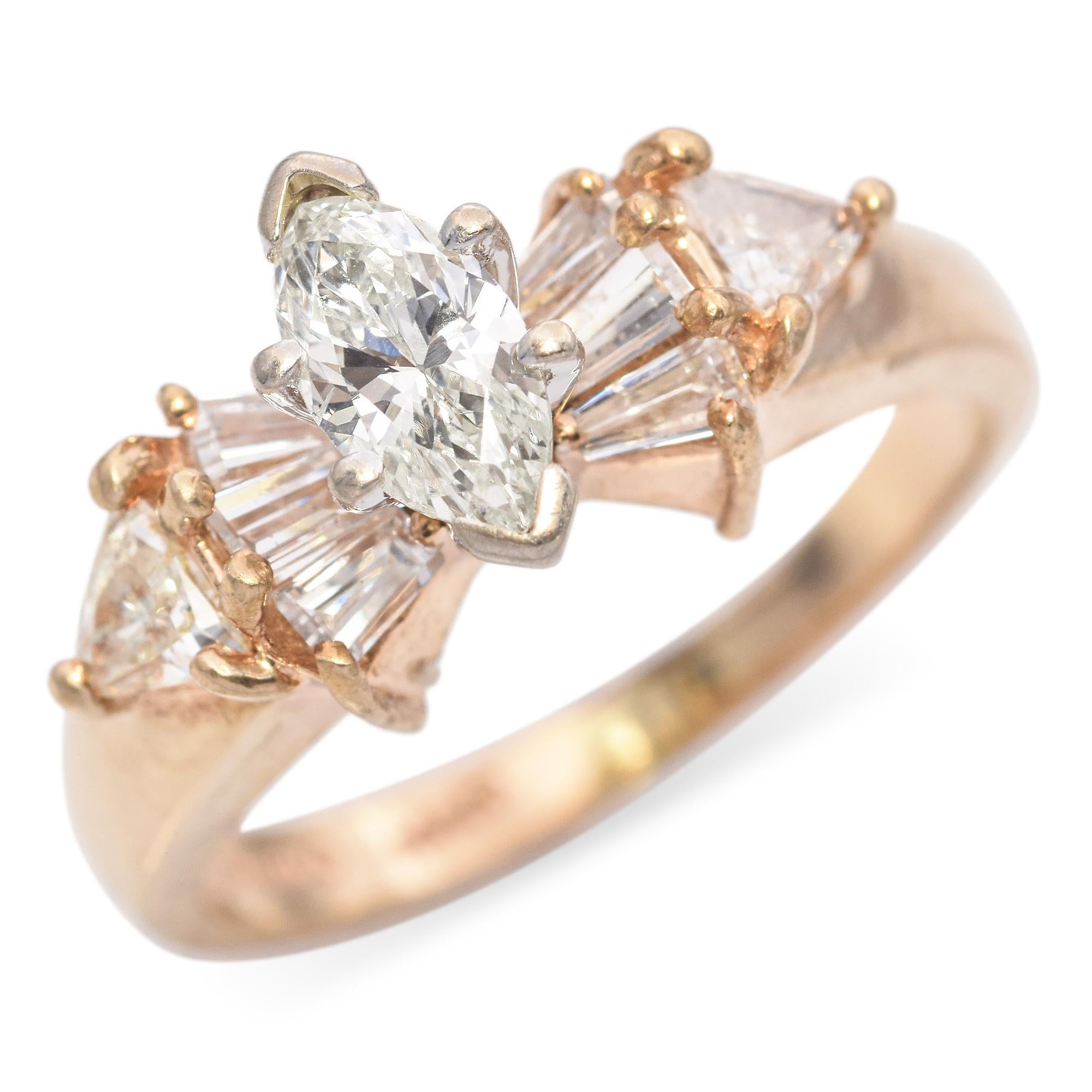 Questo affascinante anello è caratterizzato da un diamante bianco taglio marquise come elemento centrale. Accanto alla gemma centrale ci sono diamanti bianchi con taglio a baguette e trilioni, che aggiungono un tocco di brillantezza. L'anello è