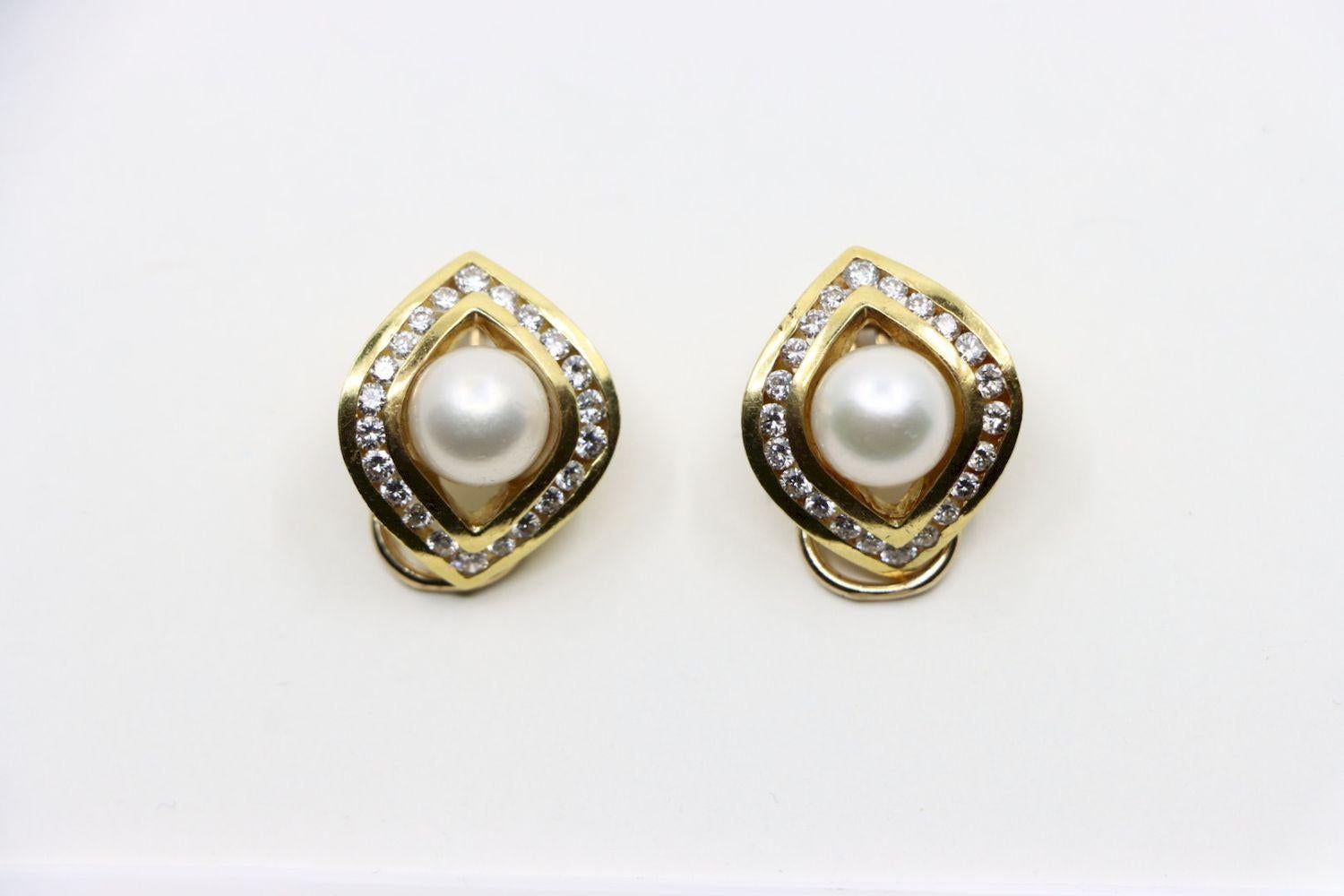 Pendientes Vintage Maico Oro 18K Perla Diamante

Marcado:
Macio

Dimensiones aproximadas:
2,2 cm (Longitud) 
1,8 cm (Anchura) 
8,59 mm - 8,46 mm (Perla) 
Aprox. 1,32 ct (Diamante) 
15,0 gramos de peso.