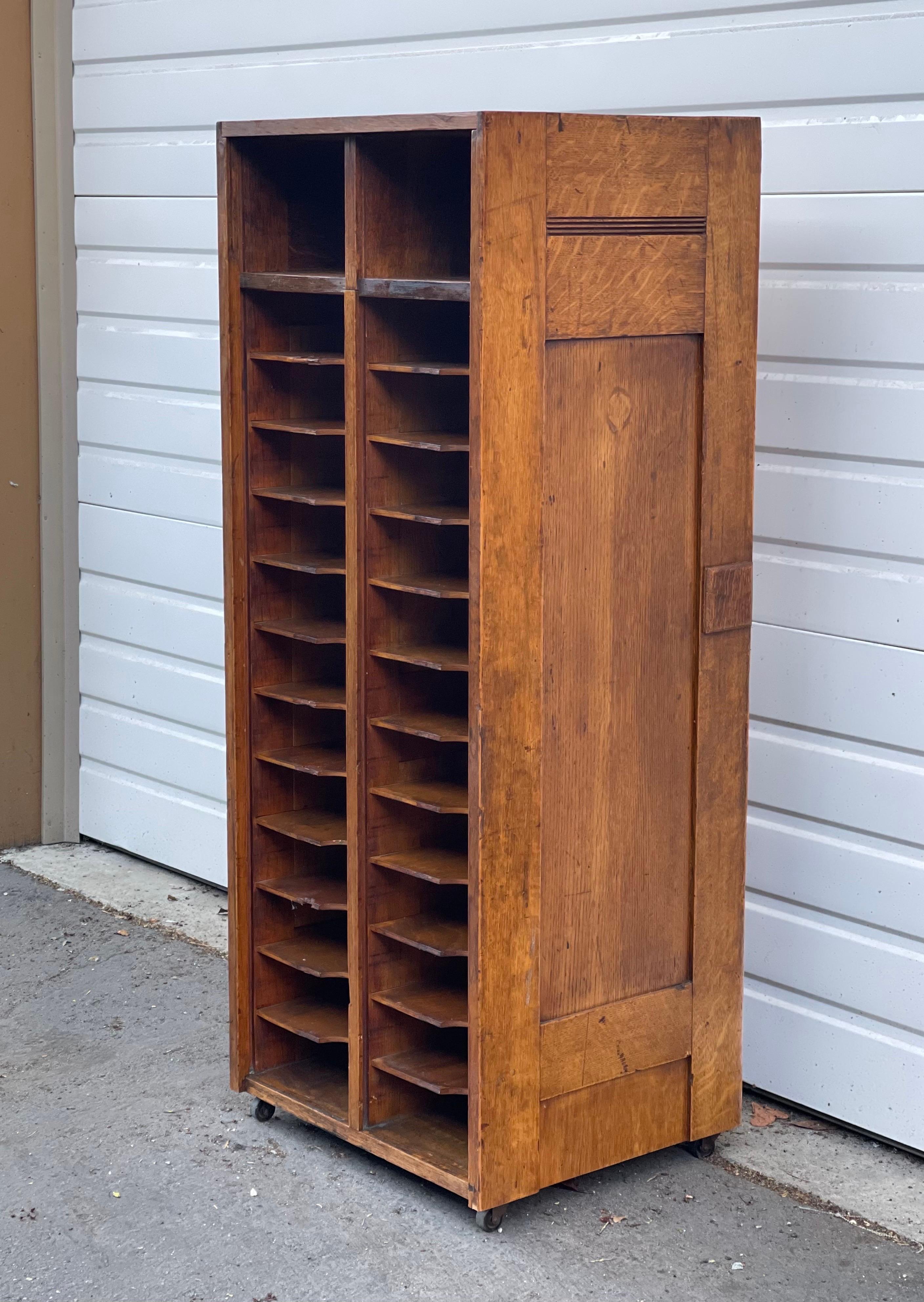 Vintage By Mail sorter and organizer cabinet, probablement tiger oak mais nous ne pouvons pas confirmer en raison de son âge. Patine et caractère sur l'ensemble de la pièce, état vintage correspondant à l'âge.

 Dimensions. 20