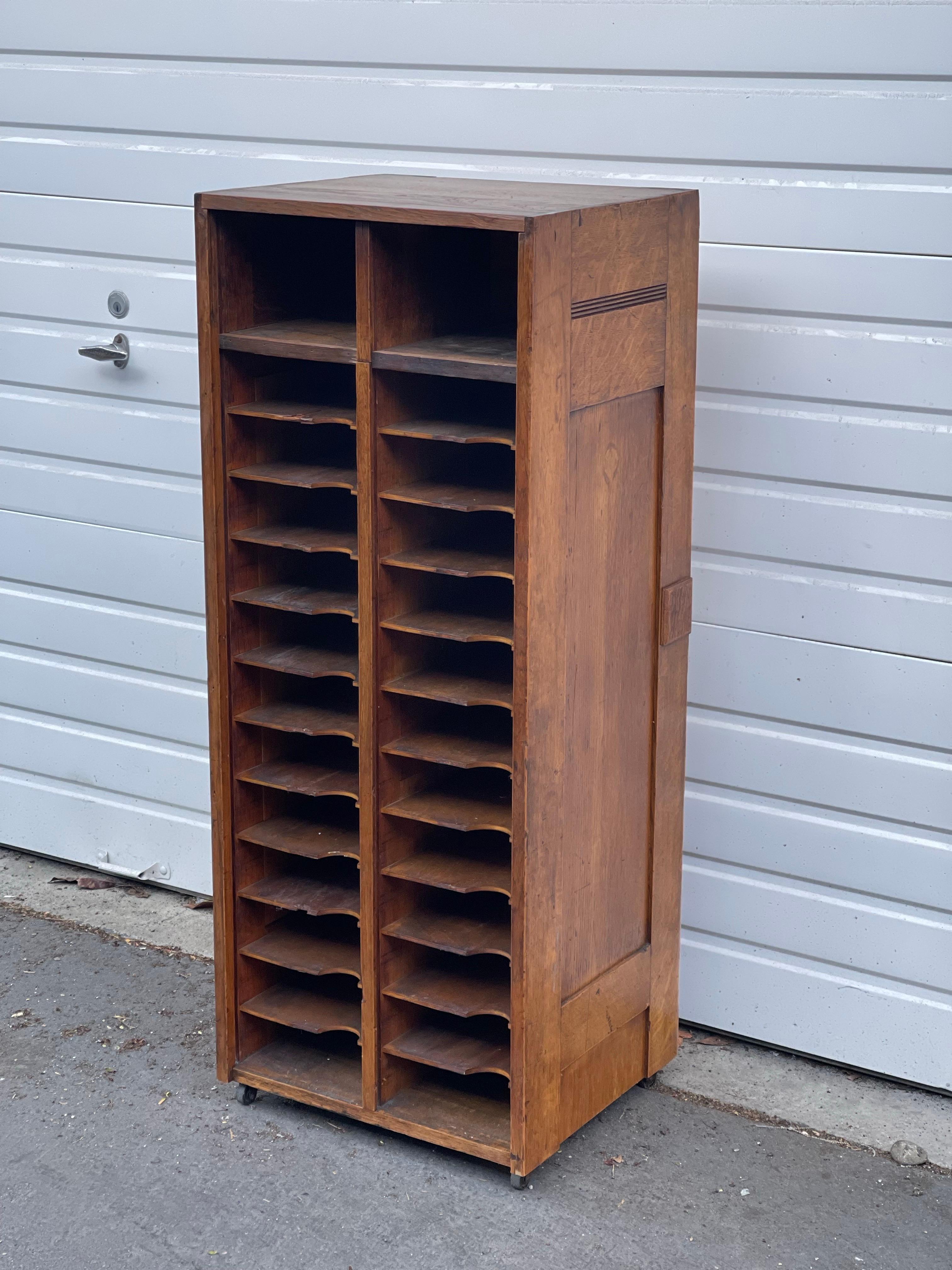Fin du 20e siècle Trieur de courrier vintage Organisateur sur roulettes en vente