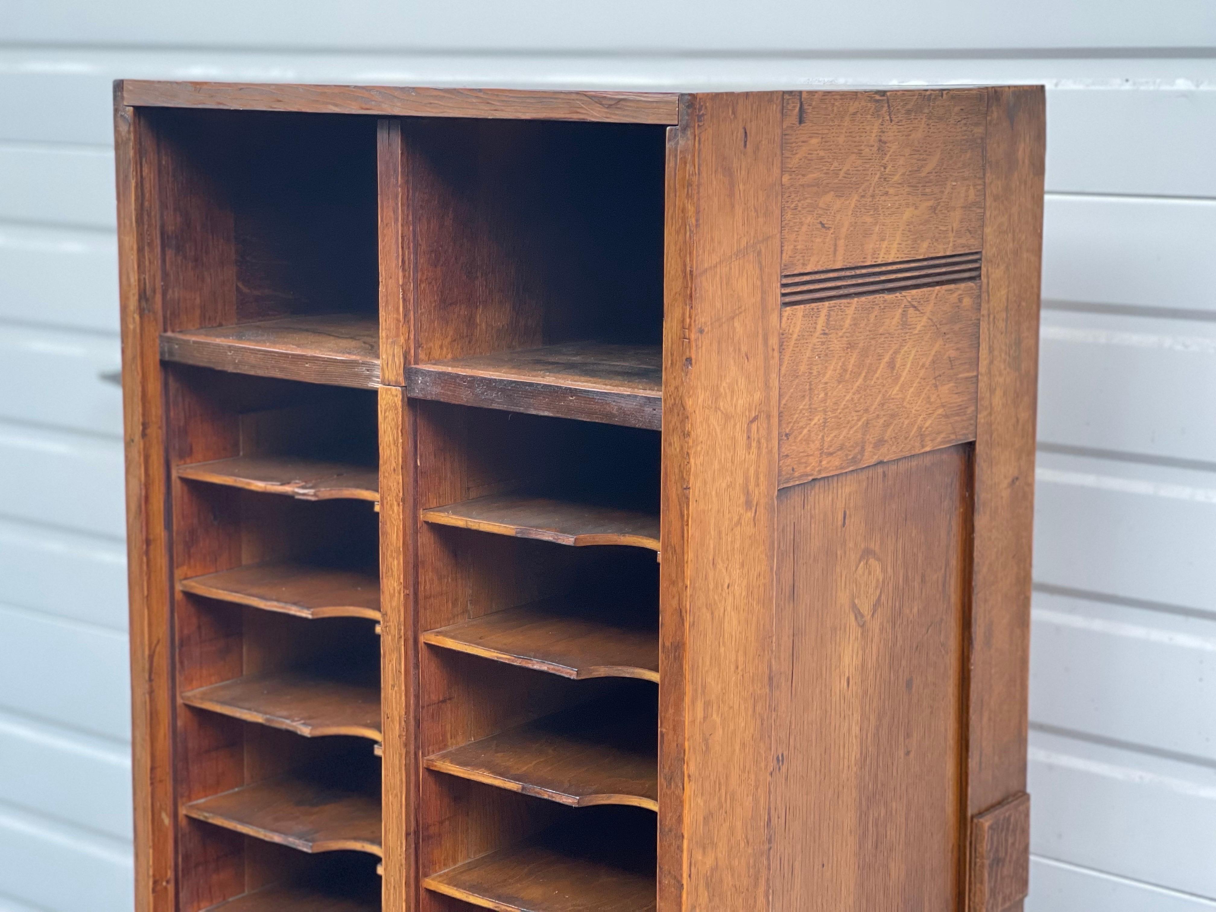 Chêne Trieur de courrier vintage Organisateur sur roulettes en vente