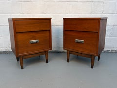 Vintage "Mainline" Nachttische aus Nussbaumholz von Hooker
