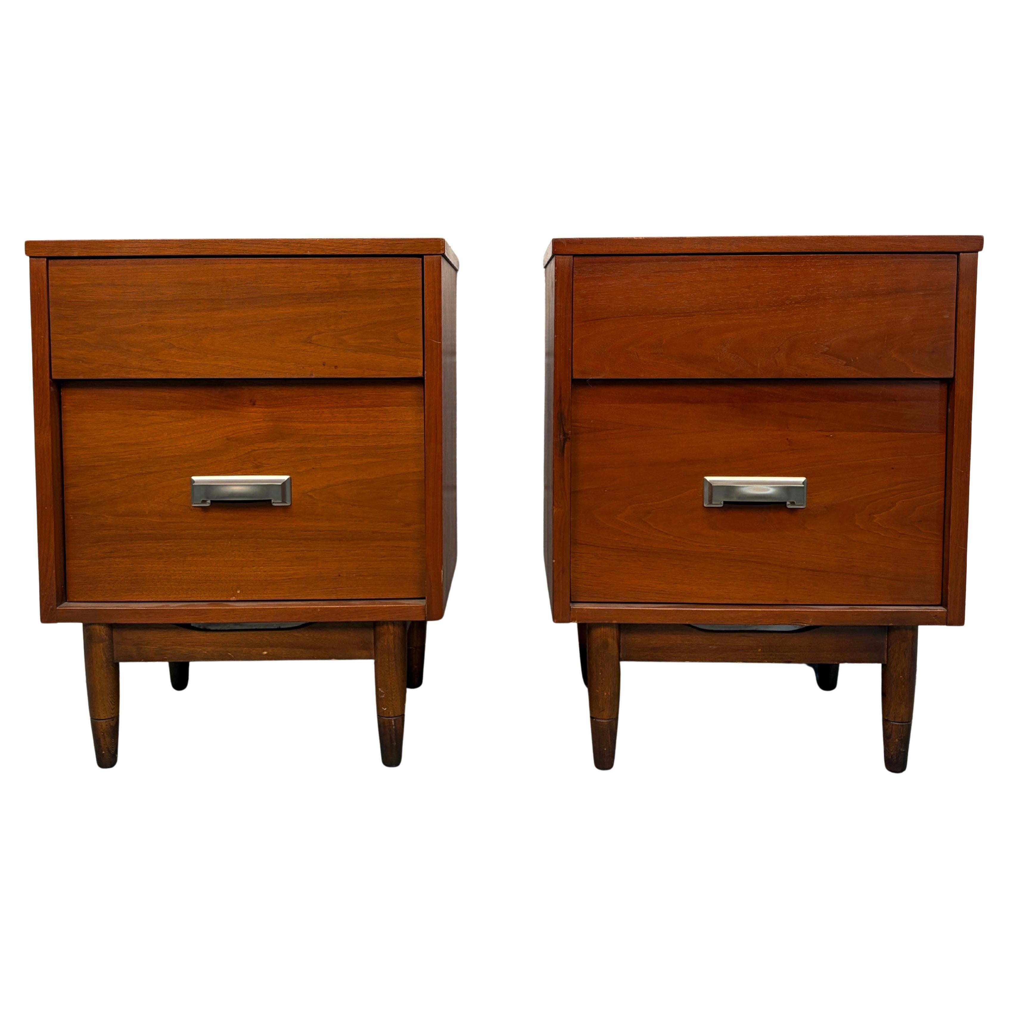 Tables de nuit vintage en noyer "Mainline" par Hooker en vente