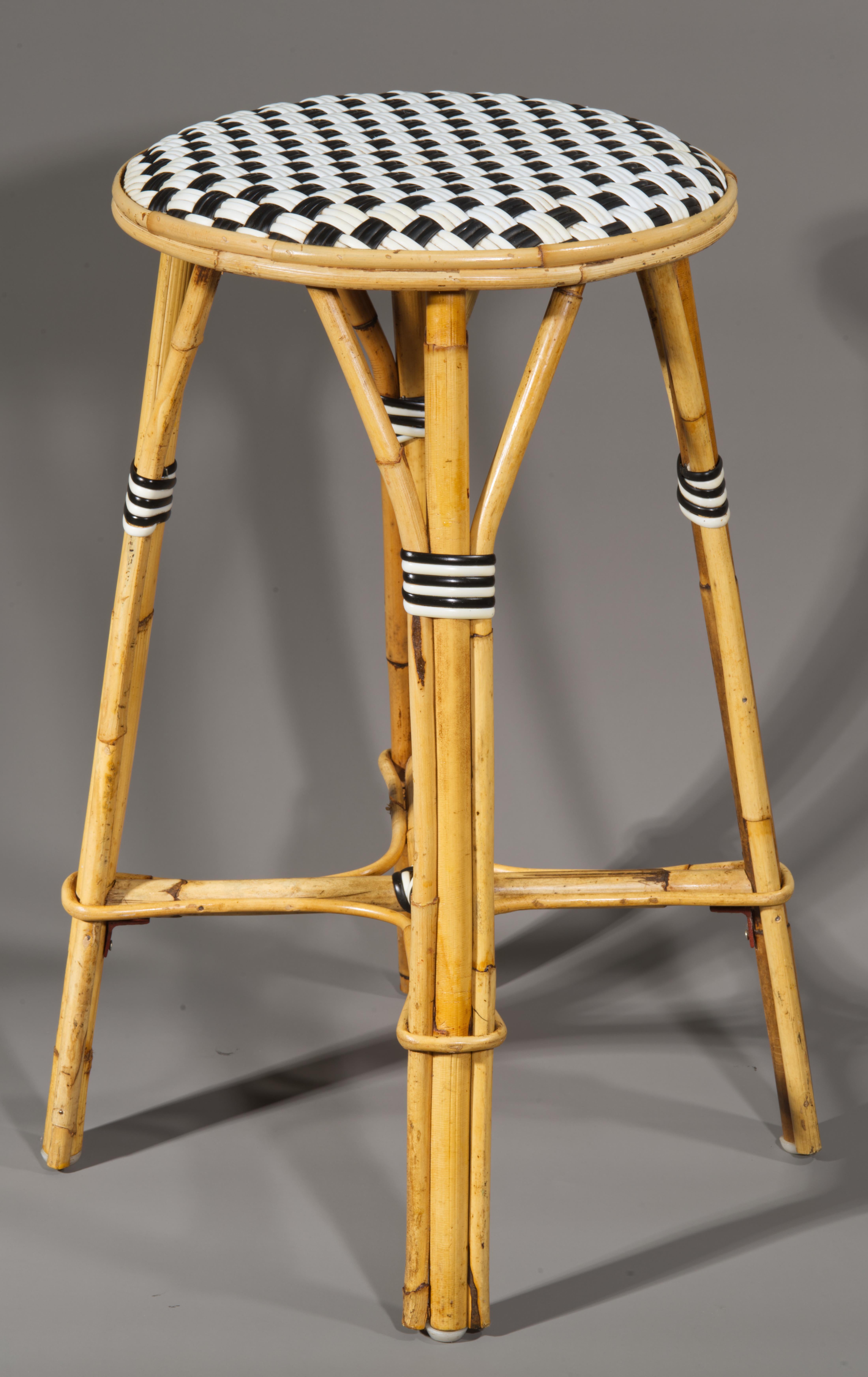 El taburete de bistró o de bar francés vintage tiene un armazón de ratán curvado con un asiento de madera recubierto de un material polimérico tejido o enlatado de Rilsan (semillas de ricino modificadas). Un motivo geométrico de estilo Art Déco en