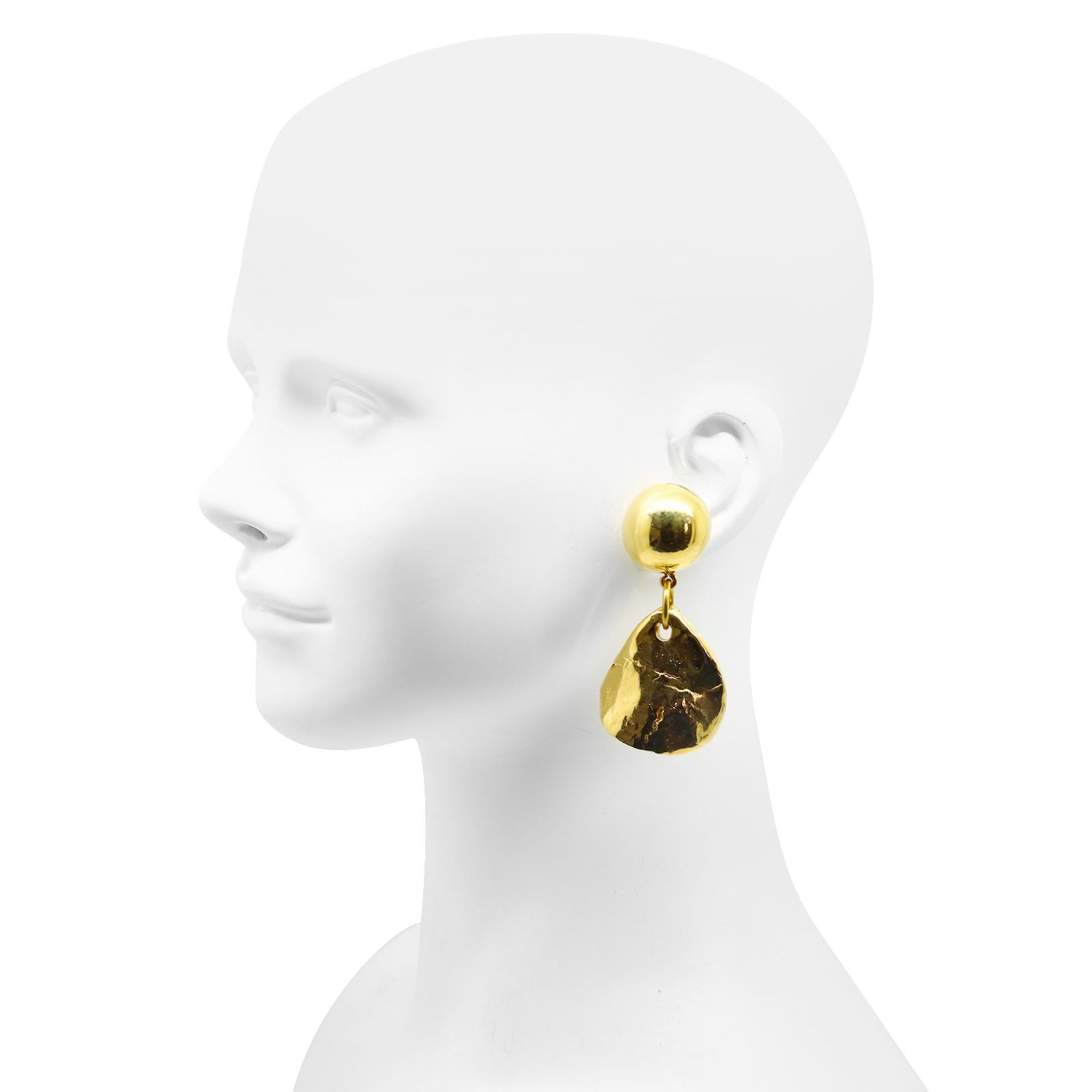 Pendientes de resina colgantes de oro vintage Maison Goossens Yves Saint Laurent YSL.  Piezas deformes forman estos Pendientes Elegantes y con Mucha Clase que son de Resina con una Bola Gruesa en la Parte Superior. Enganche.  Otro par que tiene muy