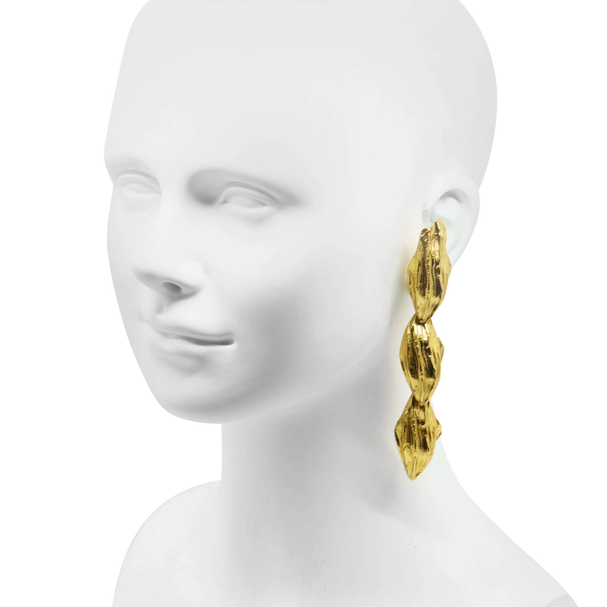 Vintage Maison Goossens Yves Saint Laurent YSL Gold Tone Dangling Textured Earrings. Clip an. Einer von denen, die magisch werden, wenn man sie an sich selbst sieht. Diese Art von Ohrringen oder Kleidungsstücken hat nicht immer einen gewissen Reiz,