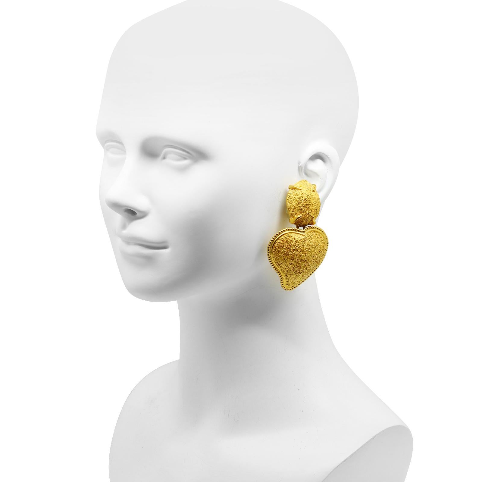 Vintage Maison Goossens Yves Saint Laurent YSL Boucles d'oreilles texturées en forme de coeur.  Ils ont tout ce qu'il faut.  Lourdeur, texture, 3D.  Si je n'avais qu'une seule paire de boucles d'oreilles en forme de cœur, je choisirais celles-ci ! 