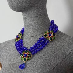 Collana vintage Maison Gripoix con fiori di camelia e perline Gripoix blu a più fili