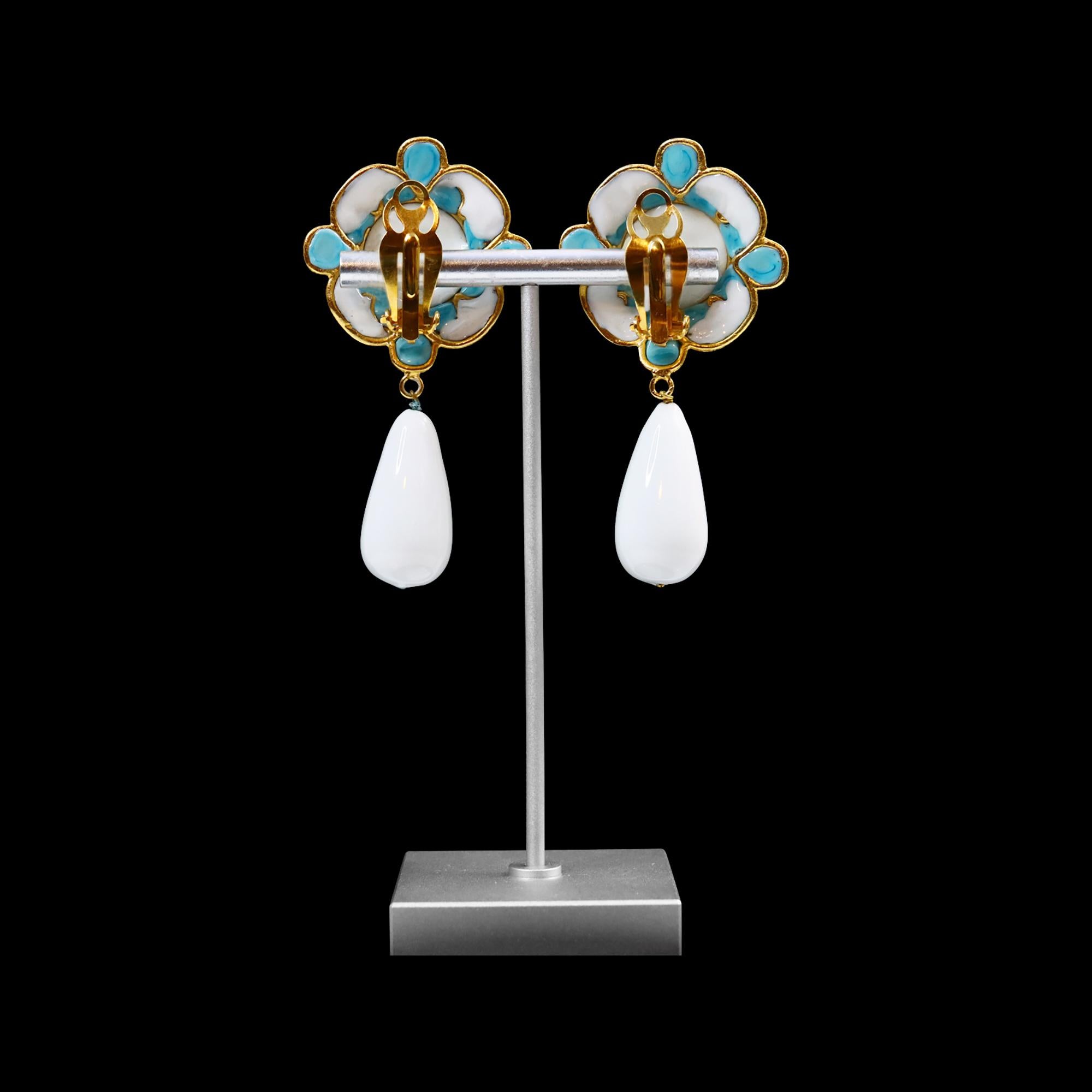 Pendientes colgantes vintage Maison Gripoix de imitación turquesa y blanco Circa años 80 en venta 8
