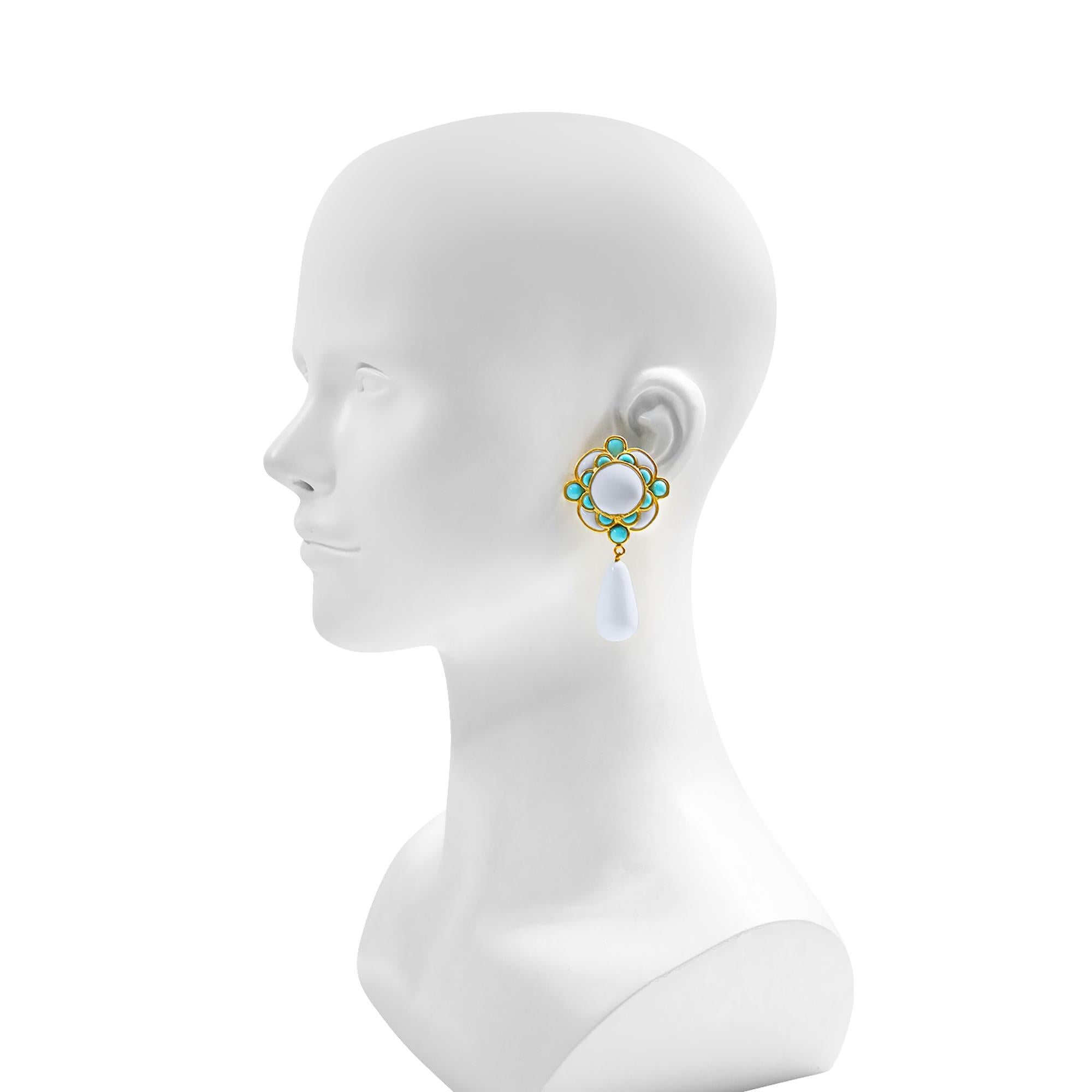 Pendientes colgantes vintage Maison Gripoix de imitación turquesa y blanco Circa años 80 en Bueno estado para la venta en New York, NY