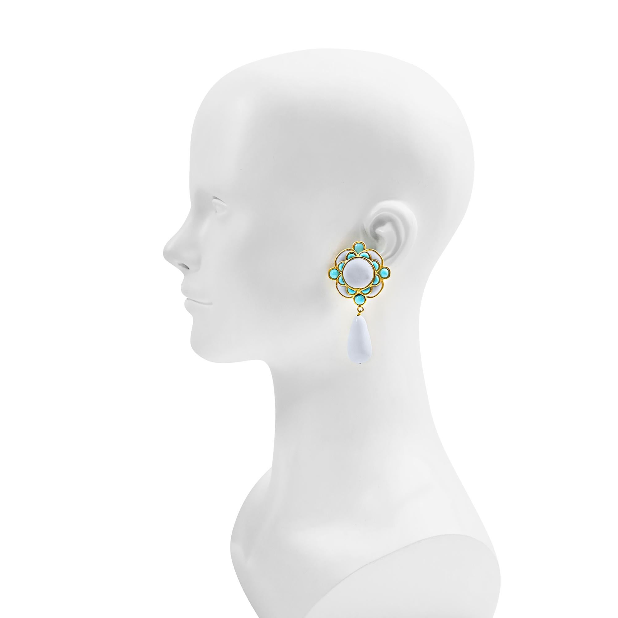 De las mujeres Pendientes colgantes vintage Maison Gripoix de imitación turquesa y blanco Circa años 80 en venta