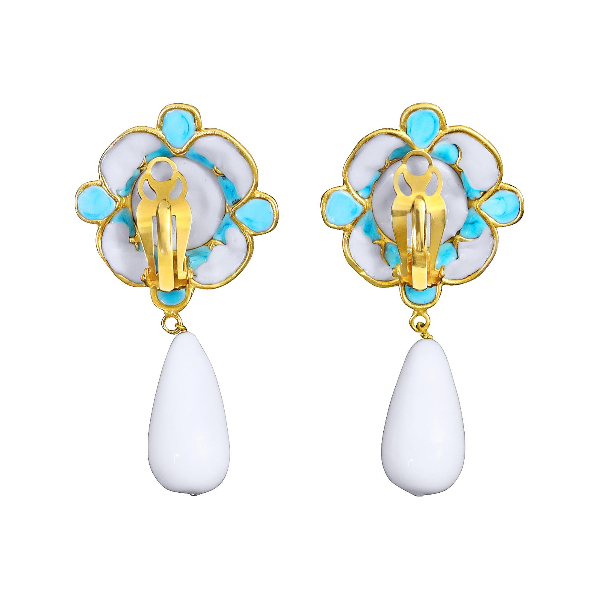 Pendientes colgantes vintage Maison Gripoix de imitación turquesa y blanco Circa años 80 en venta 4