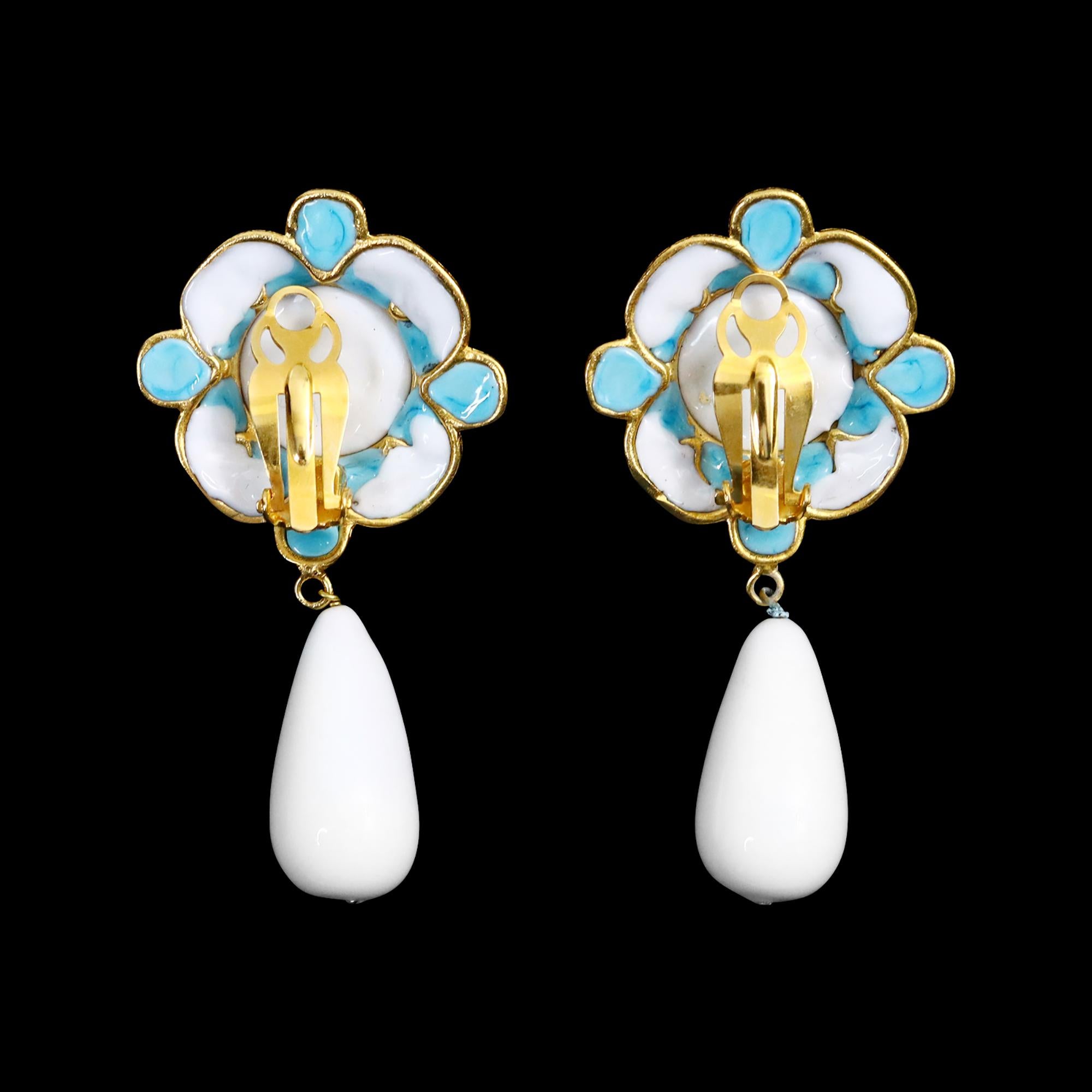 Pendientes colgantes vintage Maison Gripoix de imitación turquesa y blanco Circa años 80 en venta 9
