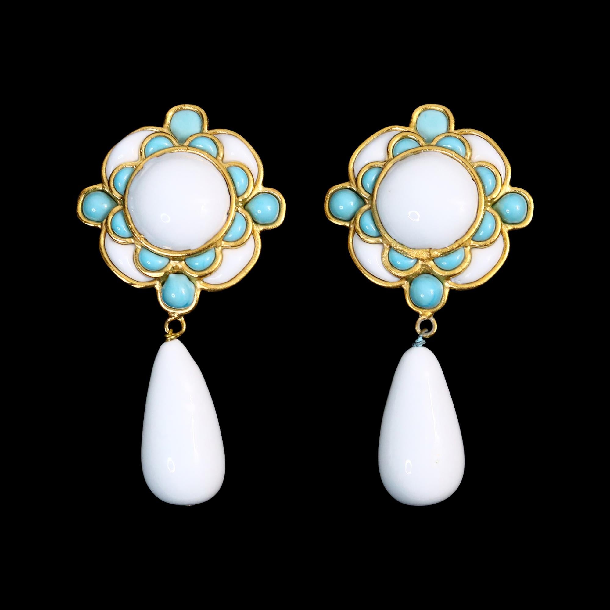 Pendientes colgantes vintage Maison Gripoix de imitación turquesa y blanco Circa años 80 en venta 5