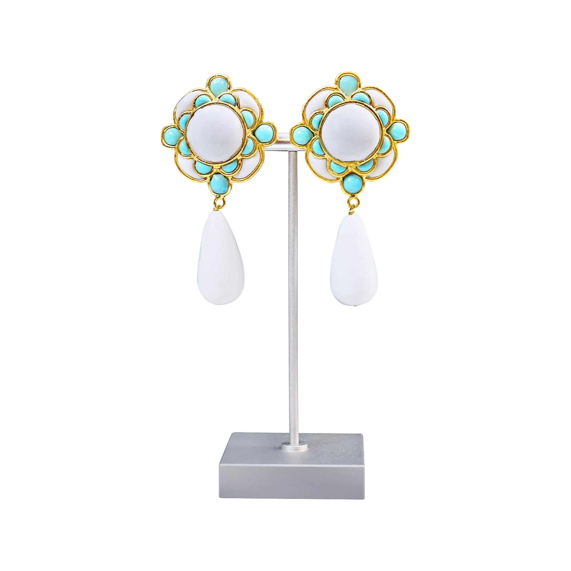 Pendientes colgantes vintage Maison Gripoix de imitación turquesa y blanco Circa años 80 en venta 1