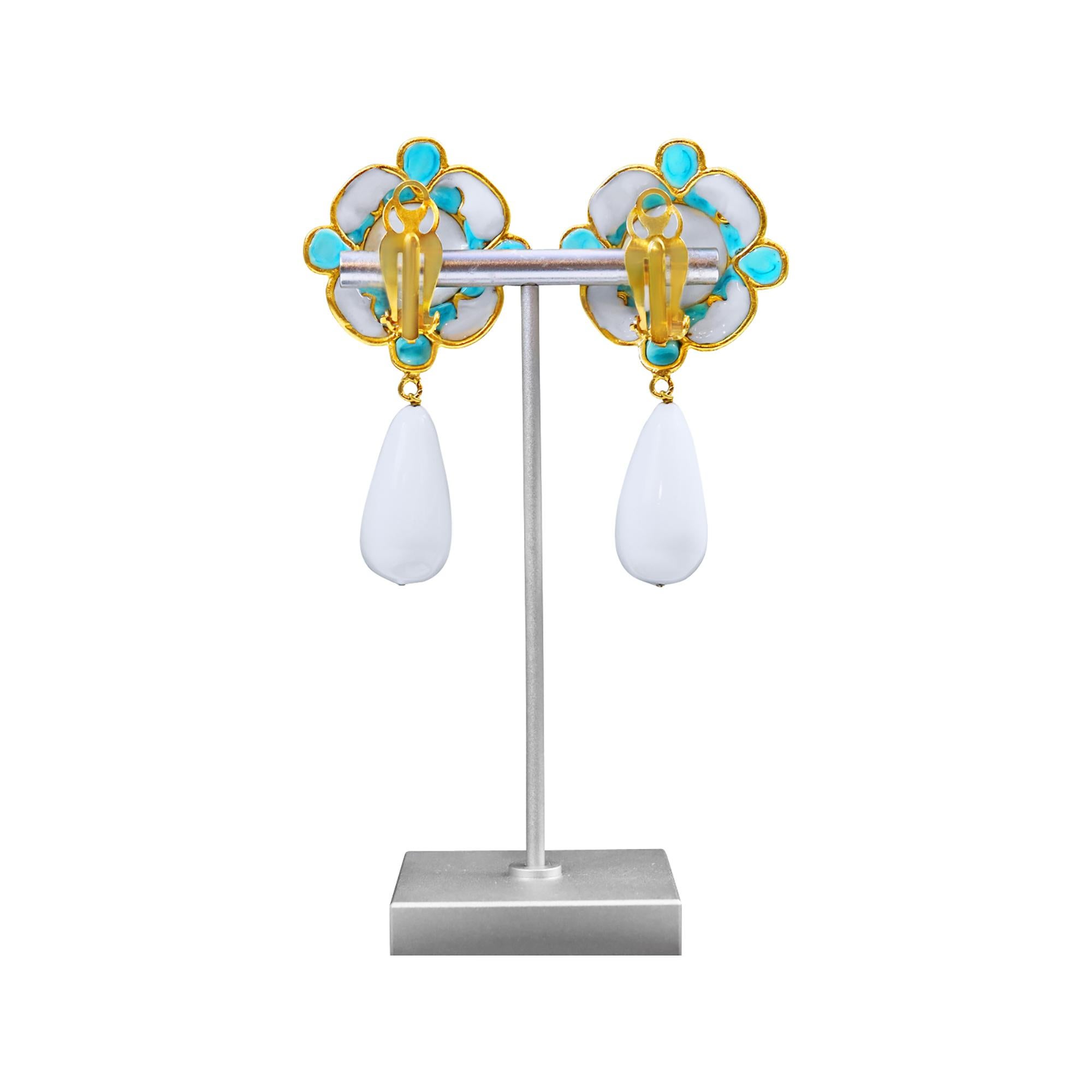 Pendientes colgantes vintage Maison Gripoix de imitación turquesa y blanco Circa años 80 en venta 3