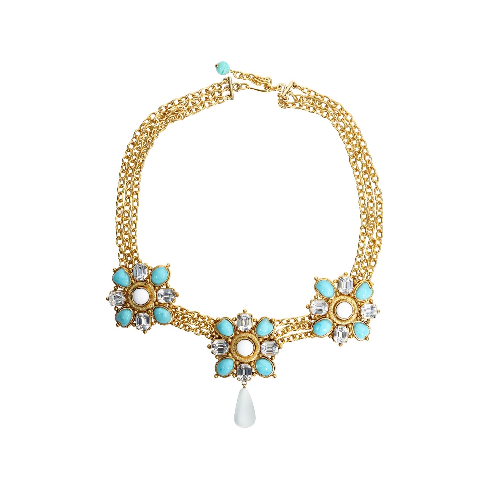 Collana vintage Maison Gripoix bianca, con cristalli e turchesi finti su catena d'oro.  3 diversi emblemi su una catena d'oro con un pezzo bianco penzolante al centro.  Lunghezza 22