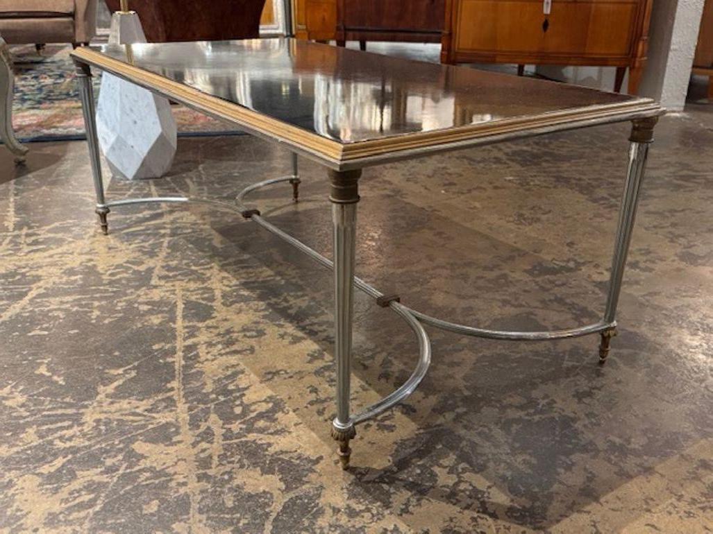 La Mesa baja Vintage Maison Jansen es un mueble moderno de mediados de siglo. Presenta una combinación única de acero, latón y cristal, que le da un aspecto elegante y atemporal. Esta mesa de centro añade un toque de elegancia a cualquier salón, y