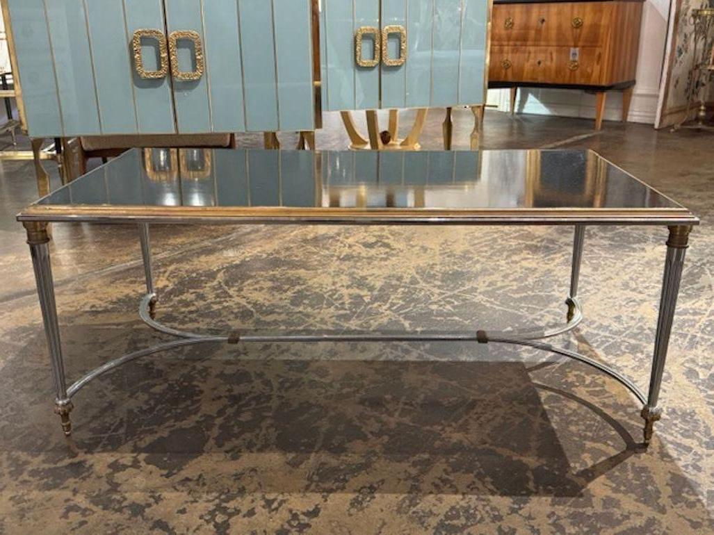 Mesa baja vintage Maison Jansen de acero, latón y cristal Francés en venta