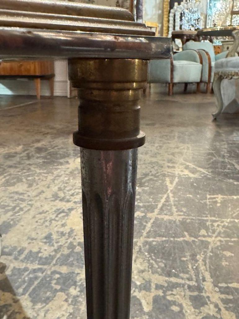 Mesa baja vintage Maison Jansen de acero, latón y cristal siglo XX en venta