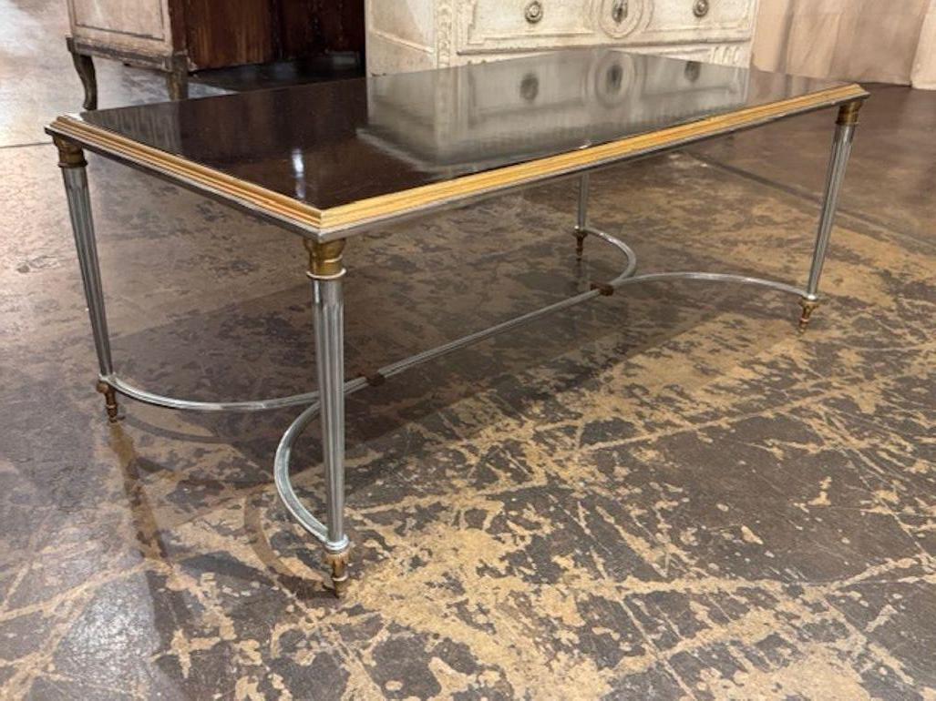 Mesa baja vintage Maison Jansen de acero, latón y cristal Latón en venta
